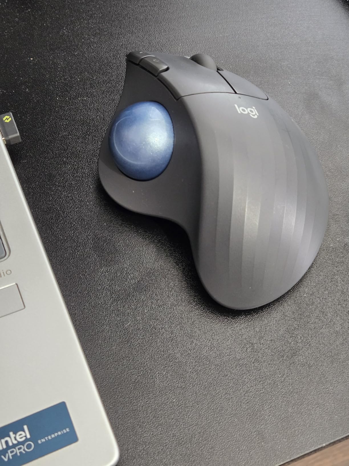 Logitech Ergo M575S Wireless Bluetooth Trackball Mouse - Graphite Blue Ball customer photo 2