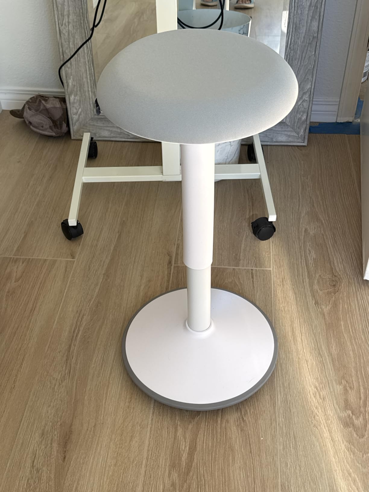 Backerz Standing Desk Stool Chair, Height Adjustable Stool 21-31 inch for Office and Classroom, Swivel Stool, Anti-Slip Bottom Ergonomic Wobble Stool with Rocking Motion, Black customer photo 1