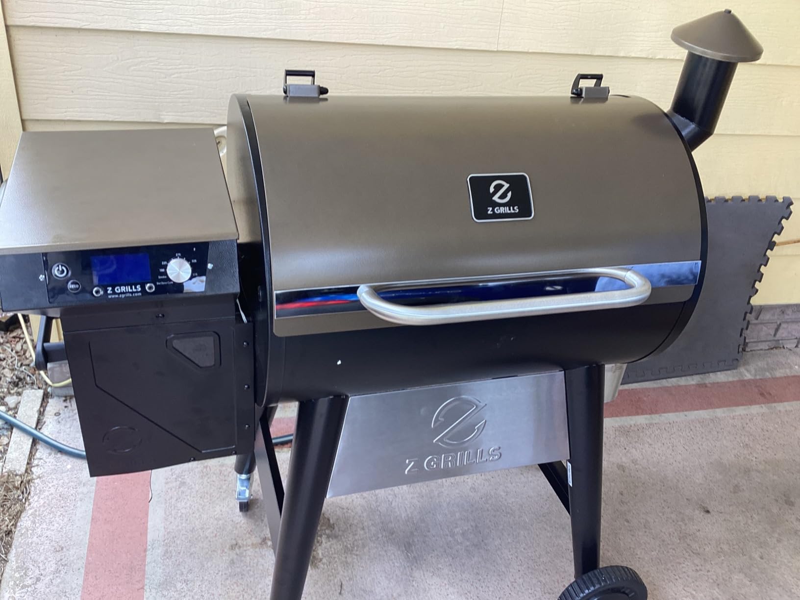 Z GRILLS 2026 200A Table Top Wood Pellet Grill, Pellet Smoker with PID V3.0 Controller, Meat Probes, 202 sq.in Cooking Area, Fit for RVs, Road Trips & Apartments customer photo 2