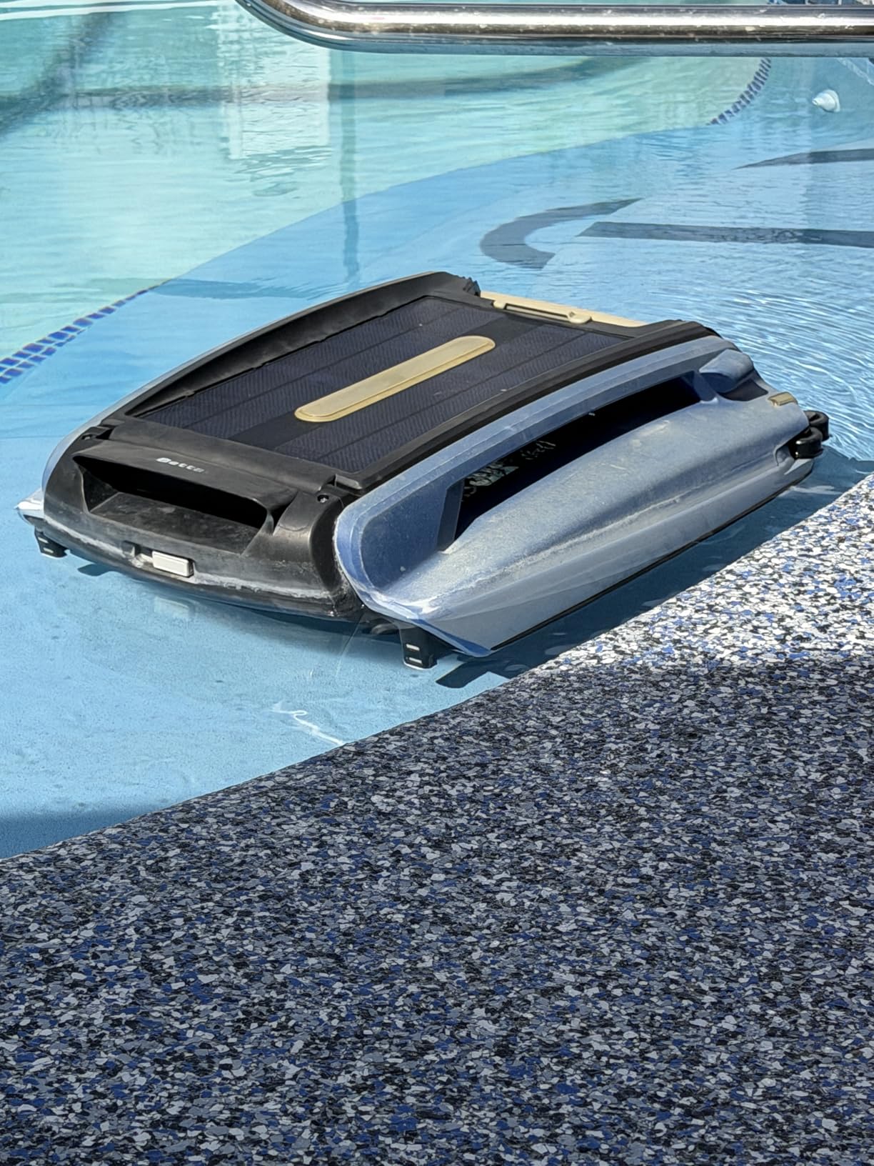 Betta SE Solar Powered Automatic Robotic Pool Surface Skimmer Cleaner with 24/7 Continuous Cleaning Battery Power and Re-Engineered Twin Salt Chlorine Tolerant Motors (Blue) customer photo 2