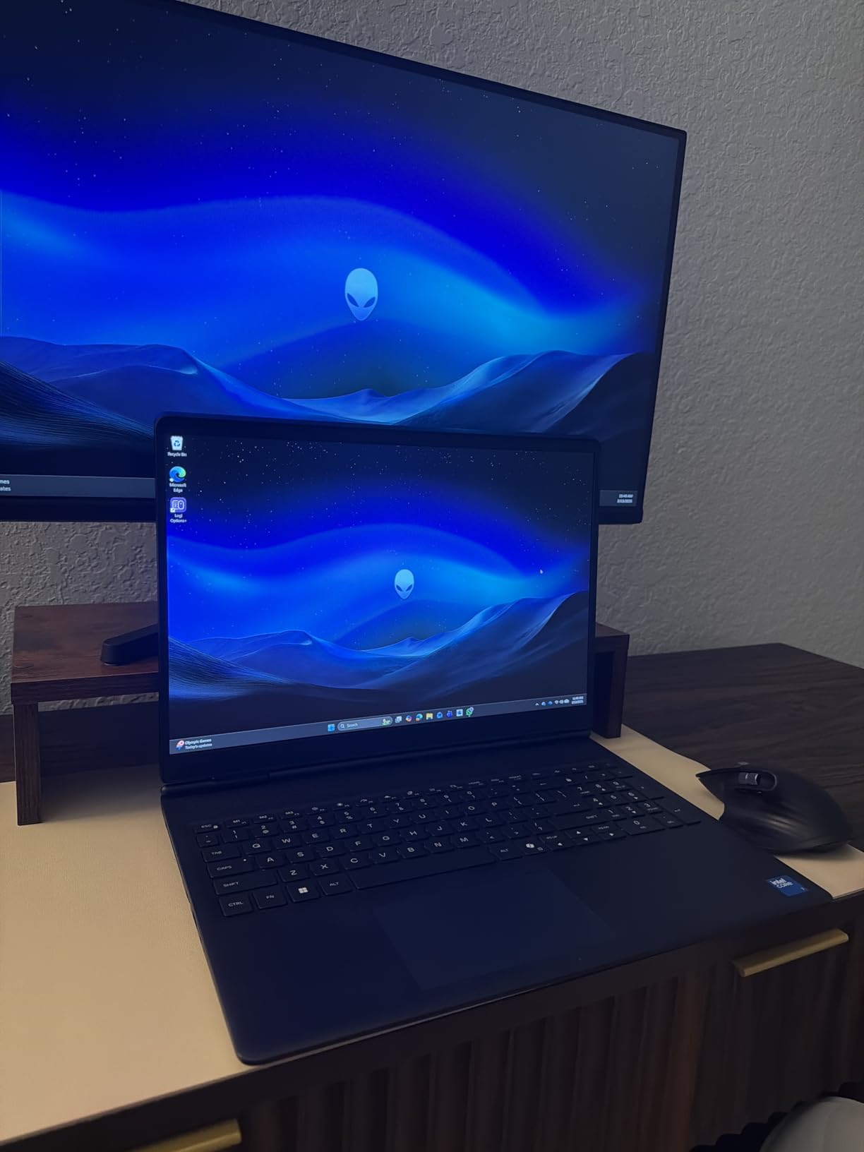 Alienware 16 Aurora Gaming Laptop AC16250 - 16 WQXGA 120Hz Display, Intel Core 7-240H Processor, 16GB DDR5 RAM, 1TB SSD, NVIDIA GeForce RTX 5050 8GB Graphics, Windows 11 Home, Onsite Service - Blue customer photo 2