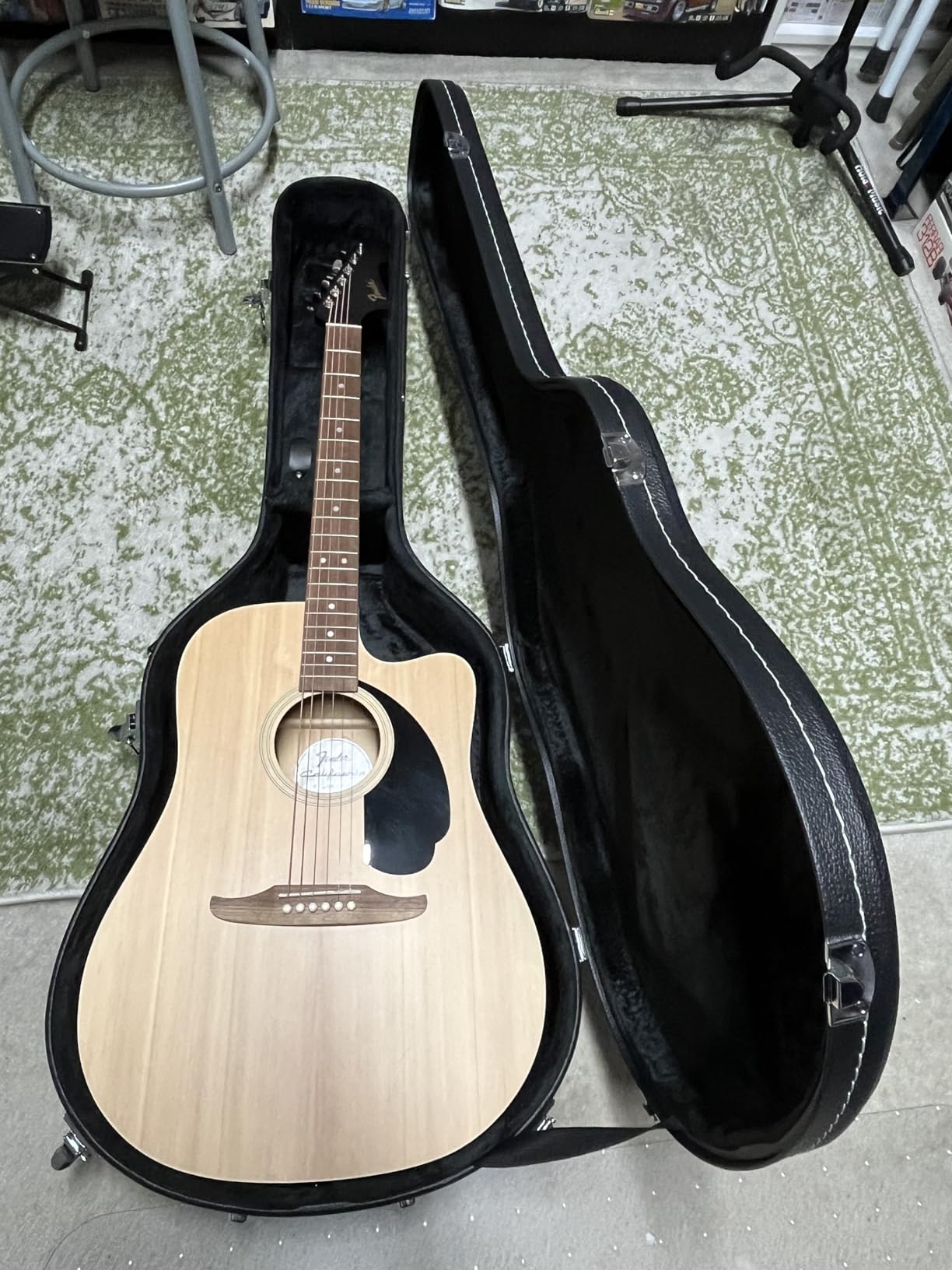 Gearlux Dreadnought Acoustic Guitar Hardshell Case with Accessory Compartment - Black customer photo 2