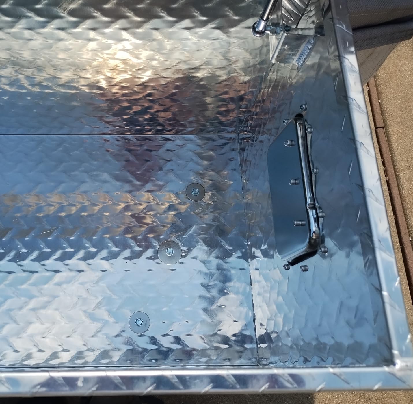 VEVOR Heavy Duty Aluminum Truck Bed Tool Box, Diamond Plate Tool Box with Side Handle and Lock Keys, Storage Tool Box Chest Box Organizer for Pickup, Truck Bed, RV, Trailer, 39in.x13in.x10in., Black customer photo 2