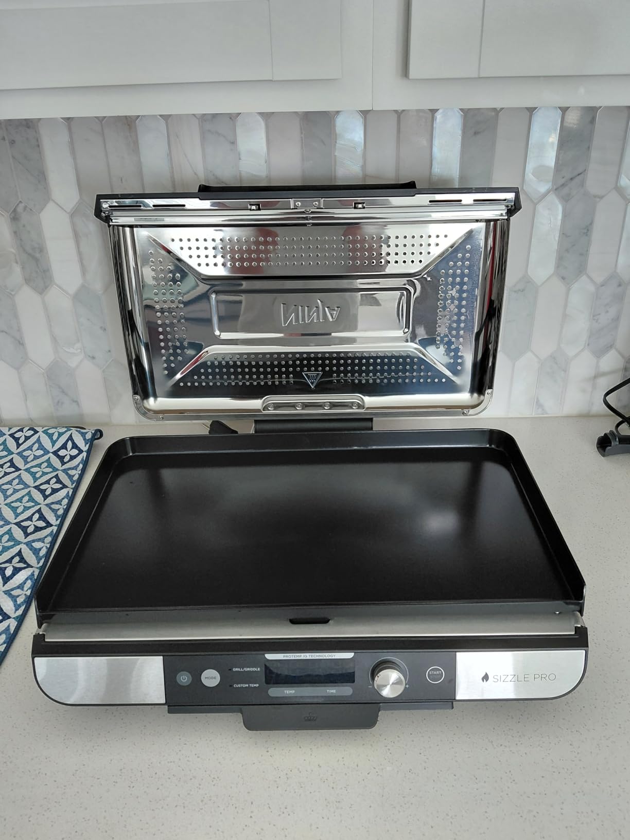 Ninja Griddle and Indoor Grill, 14'', Electric Grill, For Steak, Burgers, Salmon, Veggies, and More, Nonstick, Dishwasher Safe, 500F, GR101 customer photo 2
