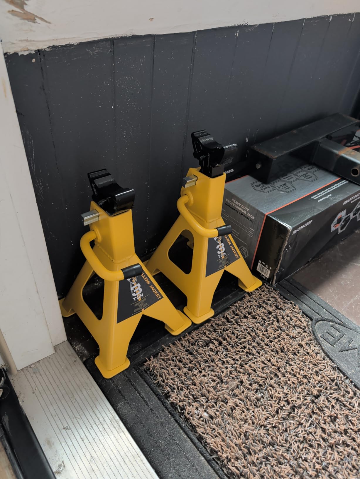 YELLOW JACKET Car Jack Stands 3 Ton with Double Locking and Large Foot Base, 6600 lb Capacity, 1 Pair customer photo 1