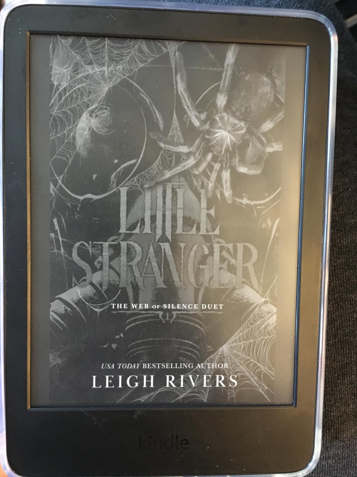 Amazon Kindle 16 GB (newest model) - Lightest and most compact Kindle, now with faster page turns, and higher contrast ratio, for an enhanced reading experience - Matcha customer photo 2