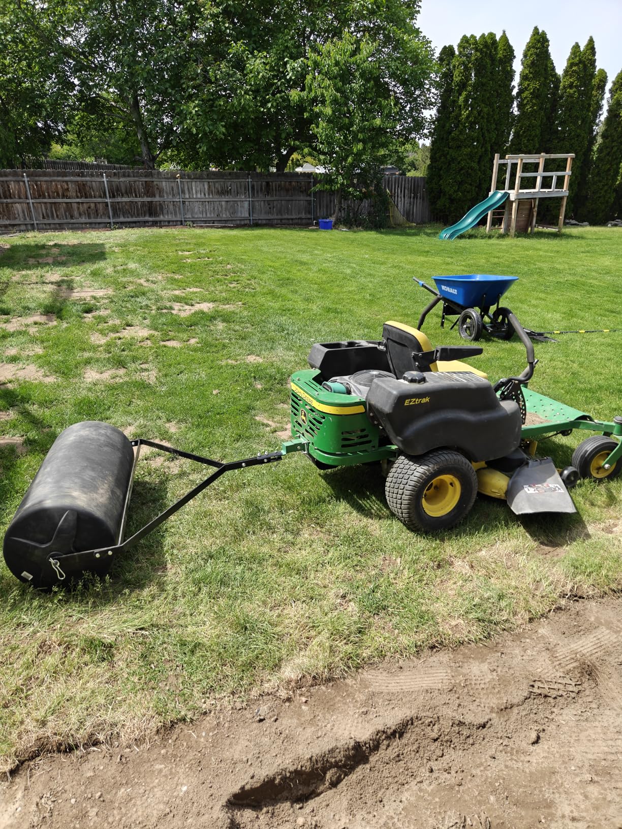 VEVOR Tow Behind Lawn Roller, 400lbs Sand/Water Filled Yard Roller, LLDPE Drum and Steel Frame Sod Roller with Easy-Turn Plug, Tow Behind a Tractor or ATV for Lawn, Garden, Farm, Park, Black customer photo 2