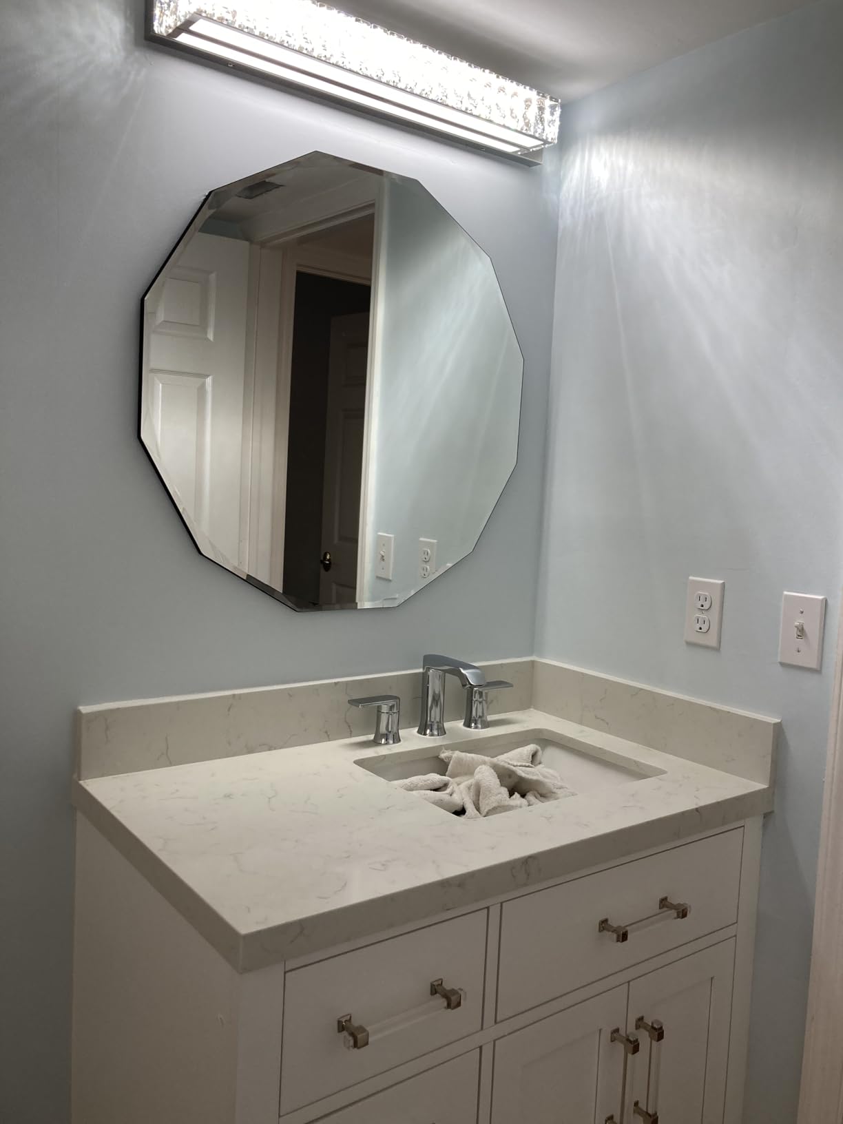ARIEL Hepburn 36-inch Bathroom Vanity with Sink,Solid Wood, 1.5-inch Carrara White Quartz Countertop & Backsplash, Single Rectangular Porcelain Sink, 2 Soft Closing Doors, 5 Dovetail Drawers, White customer photo 2