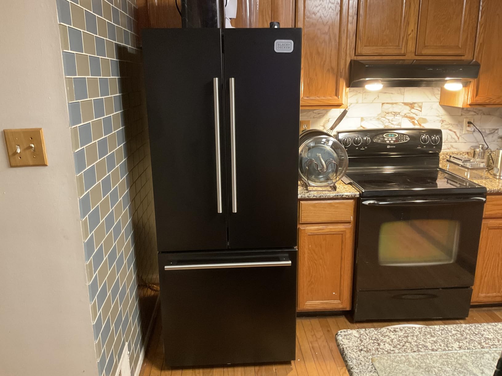 BLACK+DECKER 16 Cu. Ft. French Door Refrigerator with Built-in Ice Maker, Full Size Refrigerator with Bottom Mount Freezer Drawer, ENERGY STAR certified, White customer photo 2