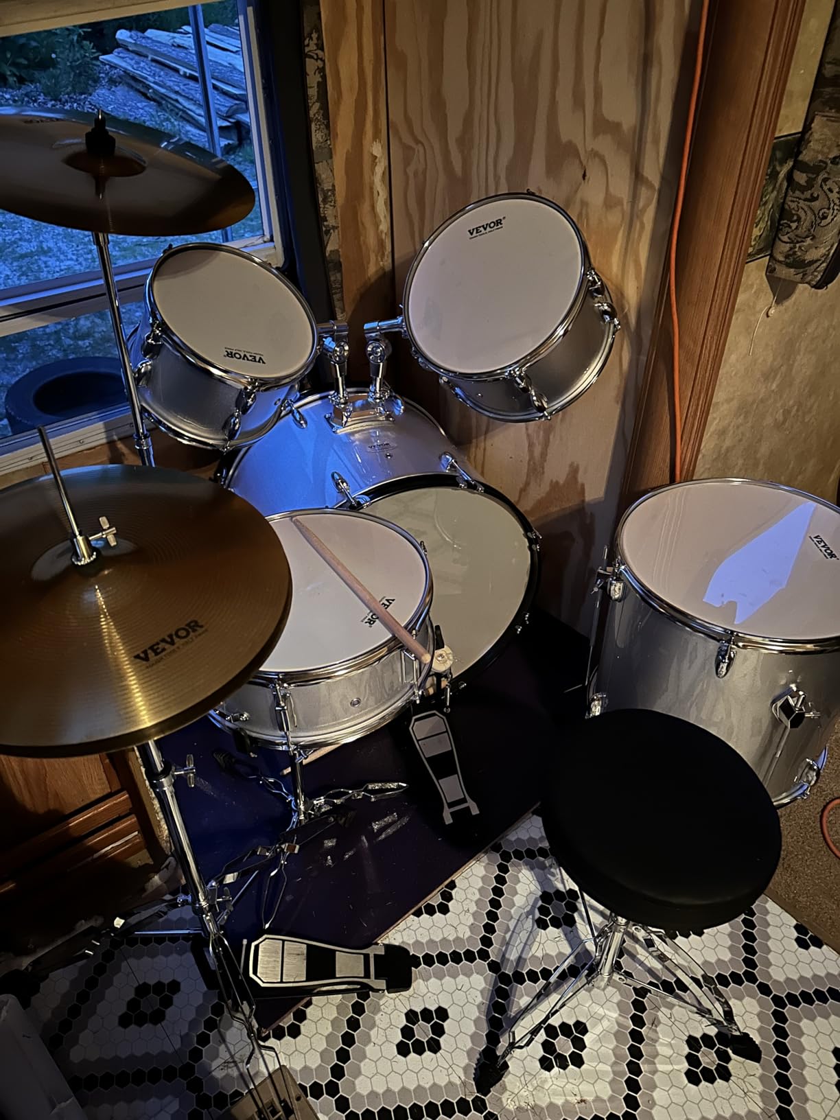 VEVOR Adult Drum Set, 5-Piece, 22 inches Complete Full Size Drum Kit with Bass Toms Snare Floor Drum Adjustable Throne Stands Cymbal Hi-Hat Pedal and Drumsticks customer photo 1
