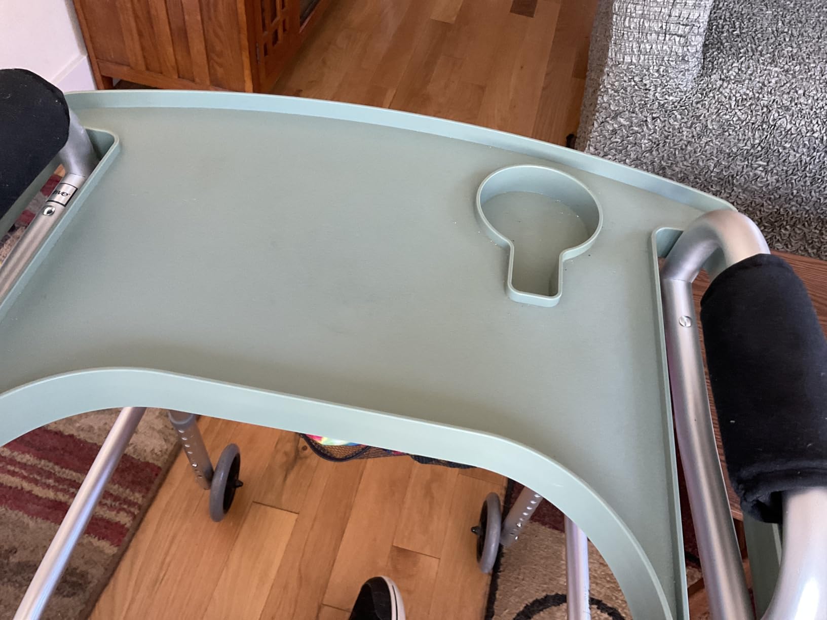 Sigo Green Walker Tray for Rolling Folding Walker, Tray Table with Cup Holder for Standard Walkers Seniors, Detachable Non Slip TV Accessories Basket Holding Plate Cups Clip On Small Bag Carrier customer photo 1