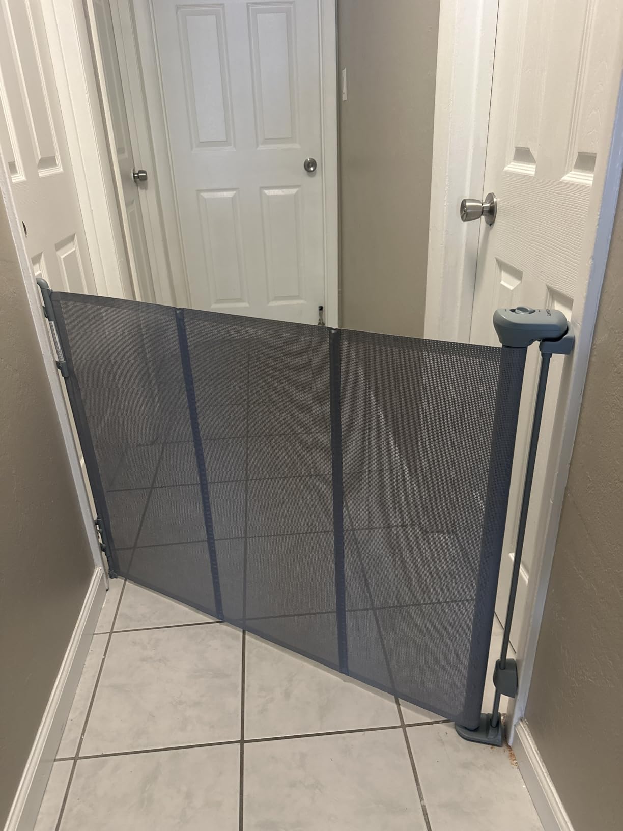 SPACEANY Reinforced Retractable Baby Gate or Mesh Dog Gate, Easy to Use for Stairs, Doorways, Hallways, Indoor, Outdoor, Wide Pet Gate 33.5