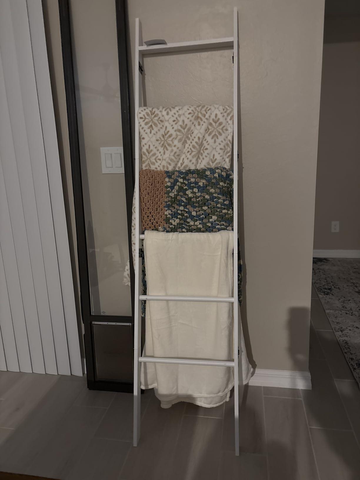 BAMBANG 6-Tier Blanket Ladder for Living Room, Blanket Quilt Ladder Rack Rustic Decorative Towel Holder, Wall Leaning Blanket Ladder Shelf Storage Farmhouse Decor for Bedroom Bathroom, Black customer photo 2