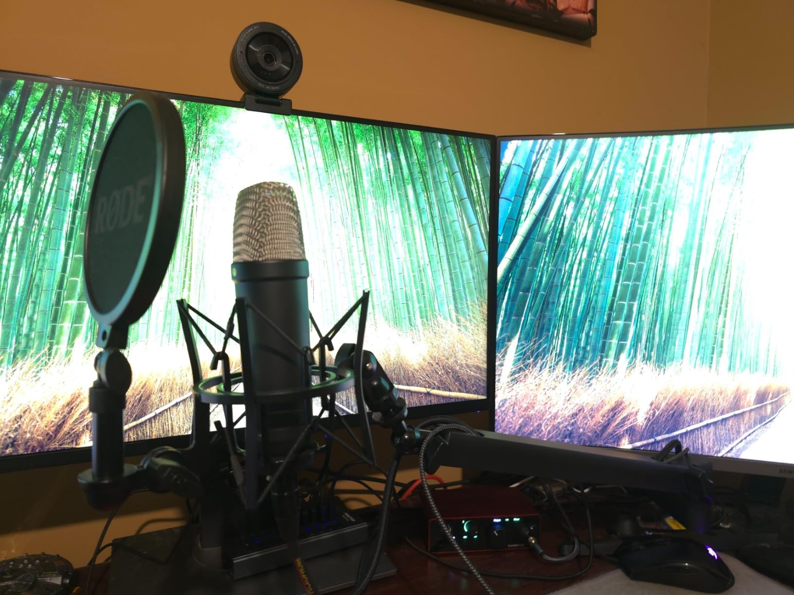Shure by Gator Premium Low-Profile Desktop Mic Boom Stand - Fully Adjustable for Podcast, Streaming, and Home Office Setups (SH-BROADCAST2) customer photo 1