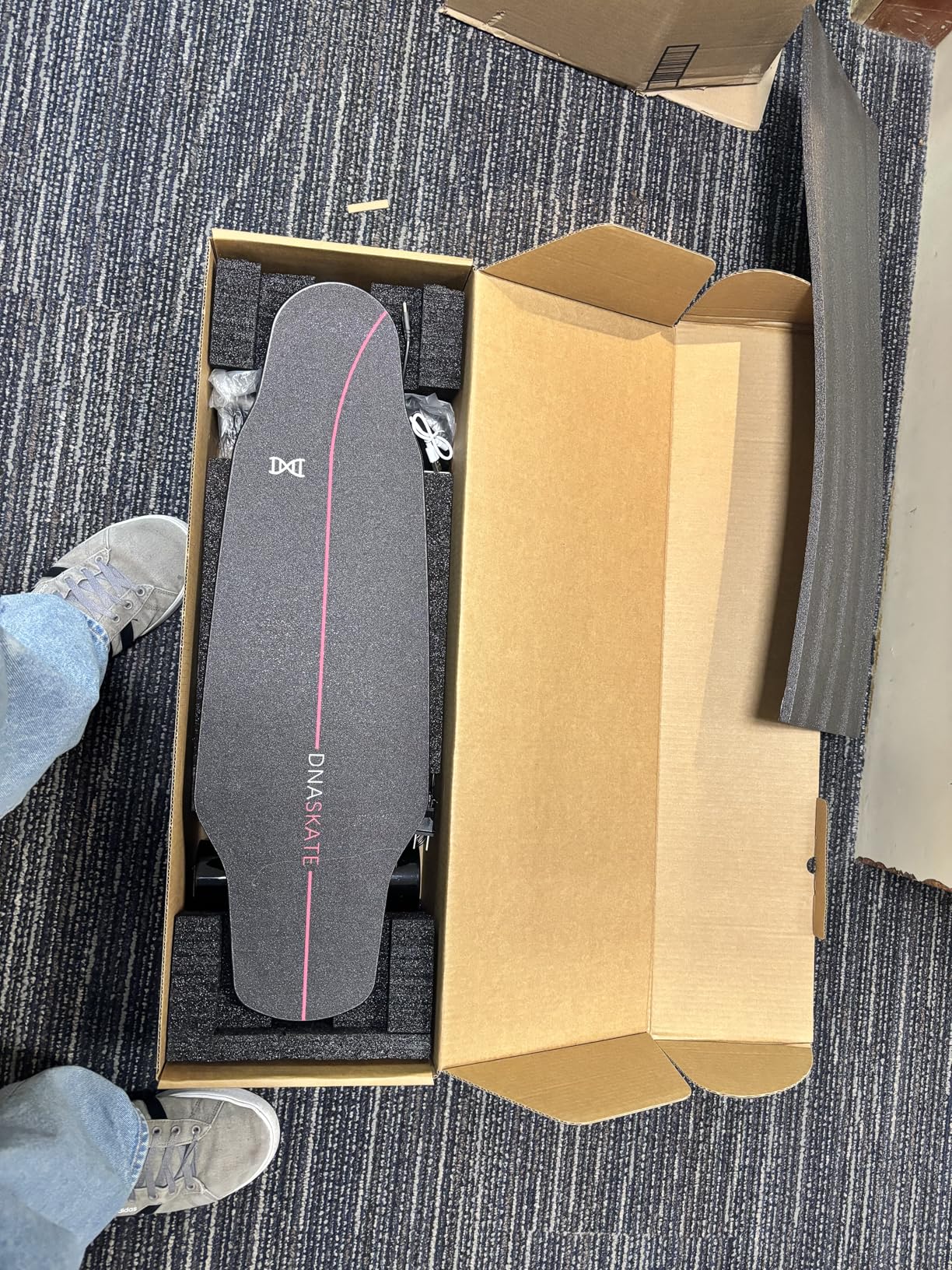 M8 Electric Skateboard with Remote, 15Mph Top Speed, 9Miles Range, 400 Hub-Motor, Skateboard for Adults & Teens customer photo 2