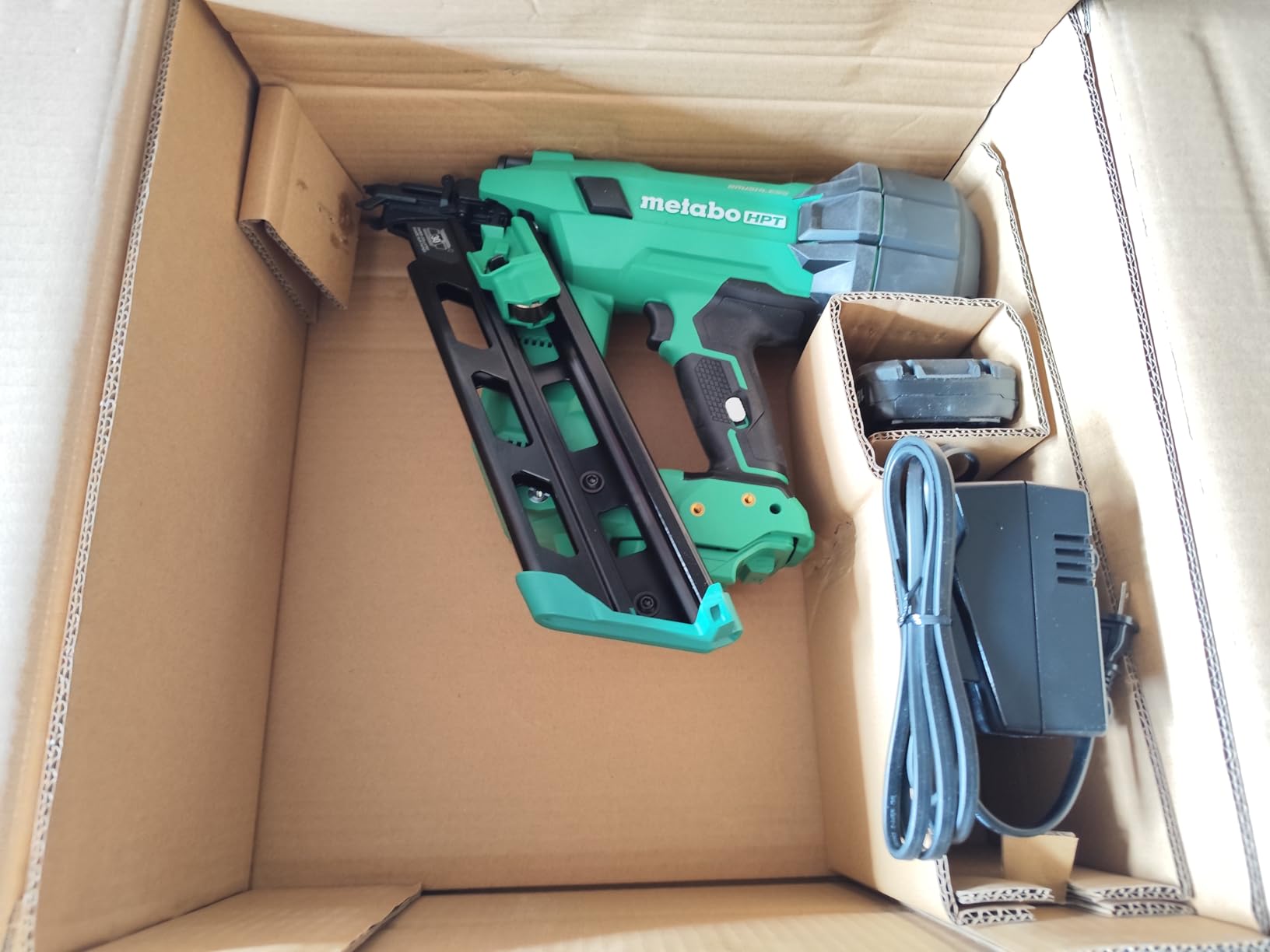 Metabo HPT 18V MultiVolt Cordless 30 Degree Paper Tape Framing Nailer Kit, NR1890DCA, with 4.0Ah Battery customer photo 1
