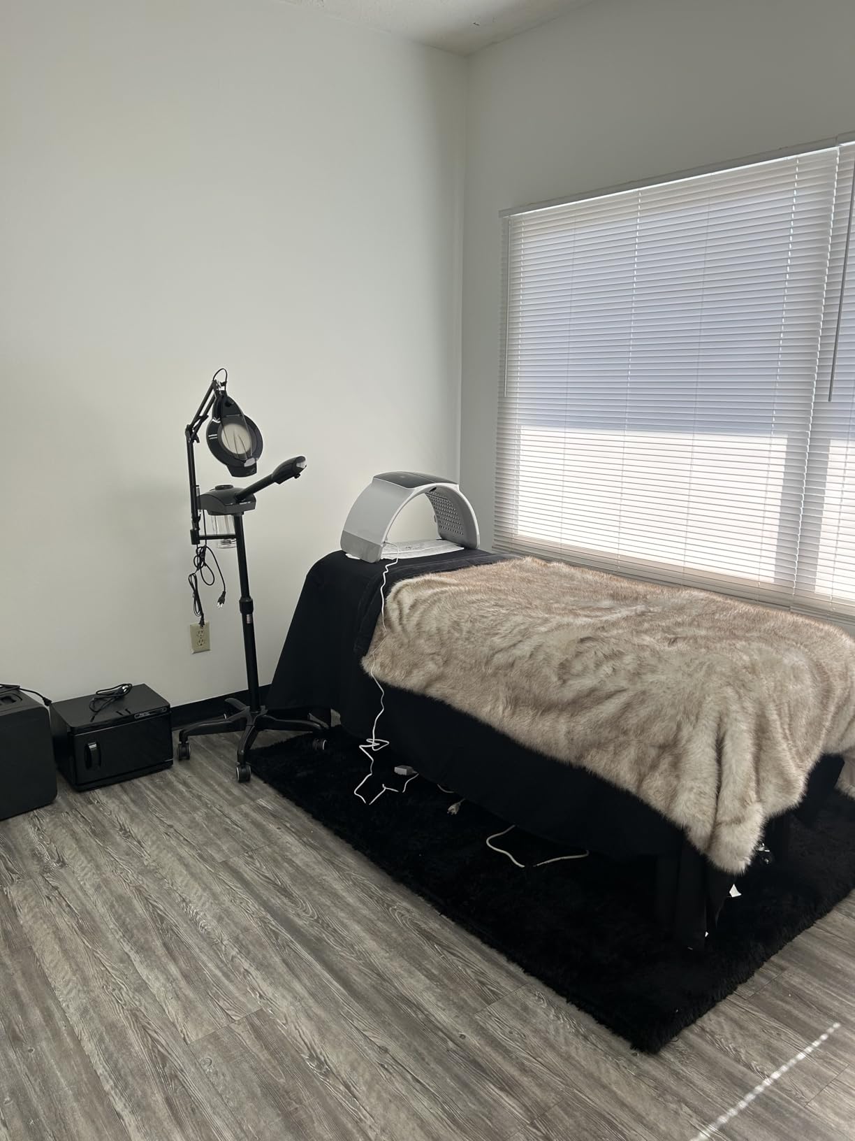 Electric Lift Massage Table for Estheticians, Professional Facial Bed with Adjustable Backrest, Waxing Table, Heavy-Duty 1500lbs Capacity (White) customer photo 1