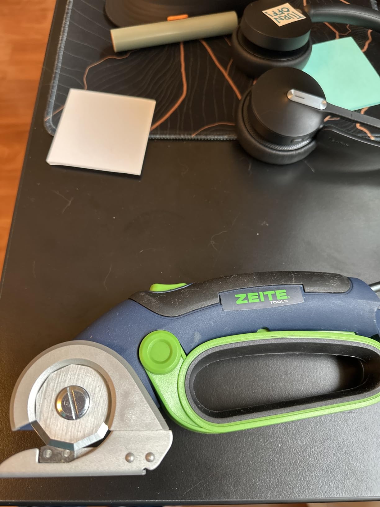 ZEITE 4V Cordless Electric Scissors Cardboard Cutter with 2 x Blades,1 x Storage Case,1 x USB Charging Cable,Rotary Cutter for Box Plastic Carpet Fabric, Easy to Hold and Safety,Pink customer photo 1