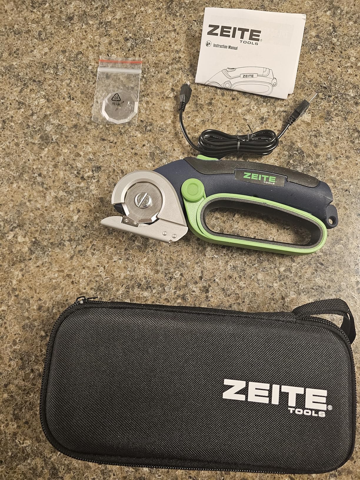 ZEITE 4V Cordless Electric Scissors Cardboard Cutter with 2 x Blades,1 x Storage Case,1 x USB Charging Cable,Rotary Cutter for Box Plastic Carpet Fabric, Easy to Hold and Safety,Pink customer photo 2