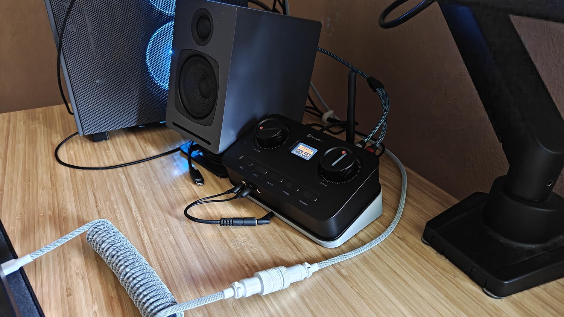 Fosi Audio K7 DAC Headphone Amp, Desktop USB C Digital to Analog Audio Converter for Workspace and Gaming PC PS5, Optical/Coaxial/Bluetooth aptX HD LL/Microphone Input, 3.5mm/4.4mm Balanced/RCA Output customer photo 2