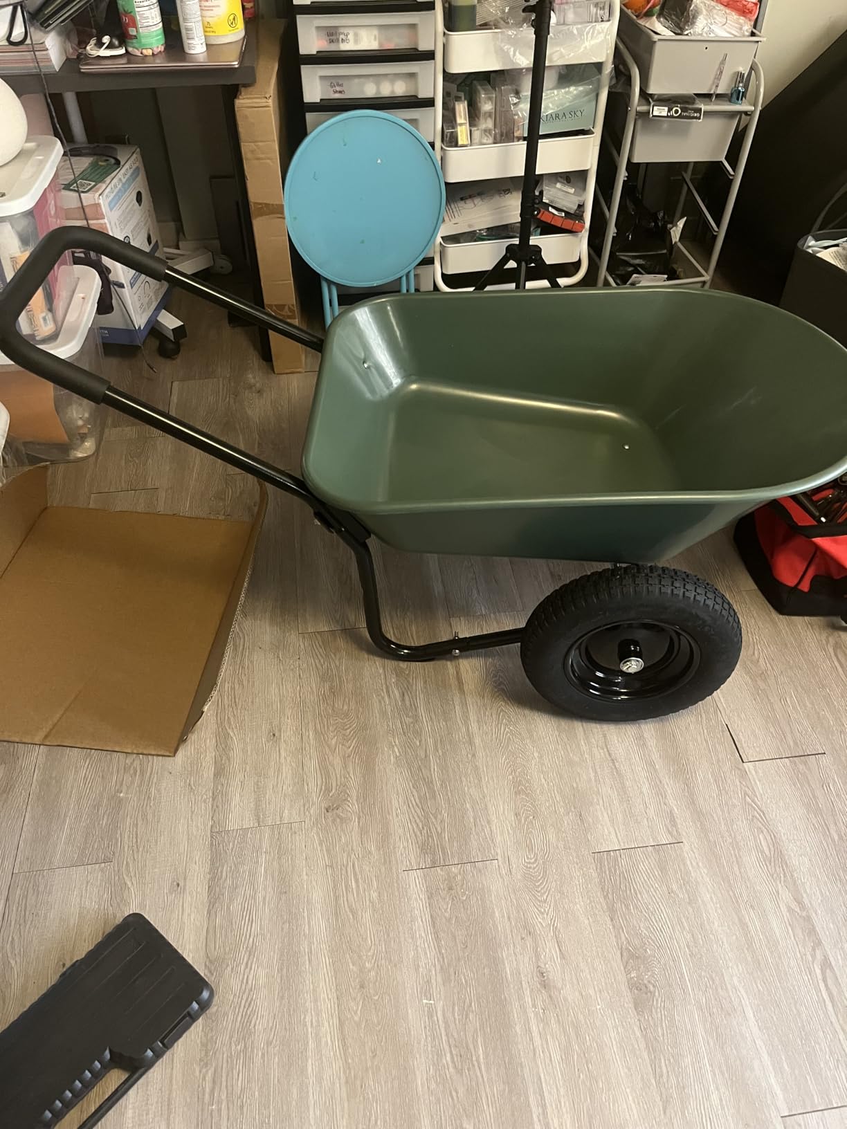 Amazon Basics Garden Wheelbarrow, Heavy Duty, 330 Pounds Capacity, 3.7 Cubic Feet, Green customer photo 1