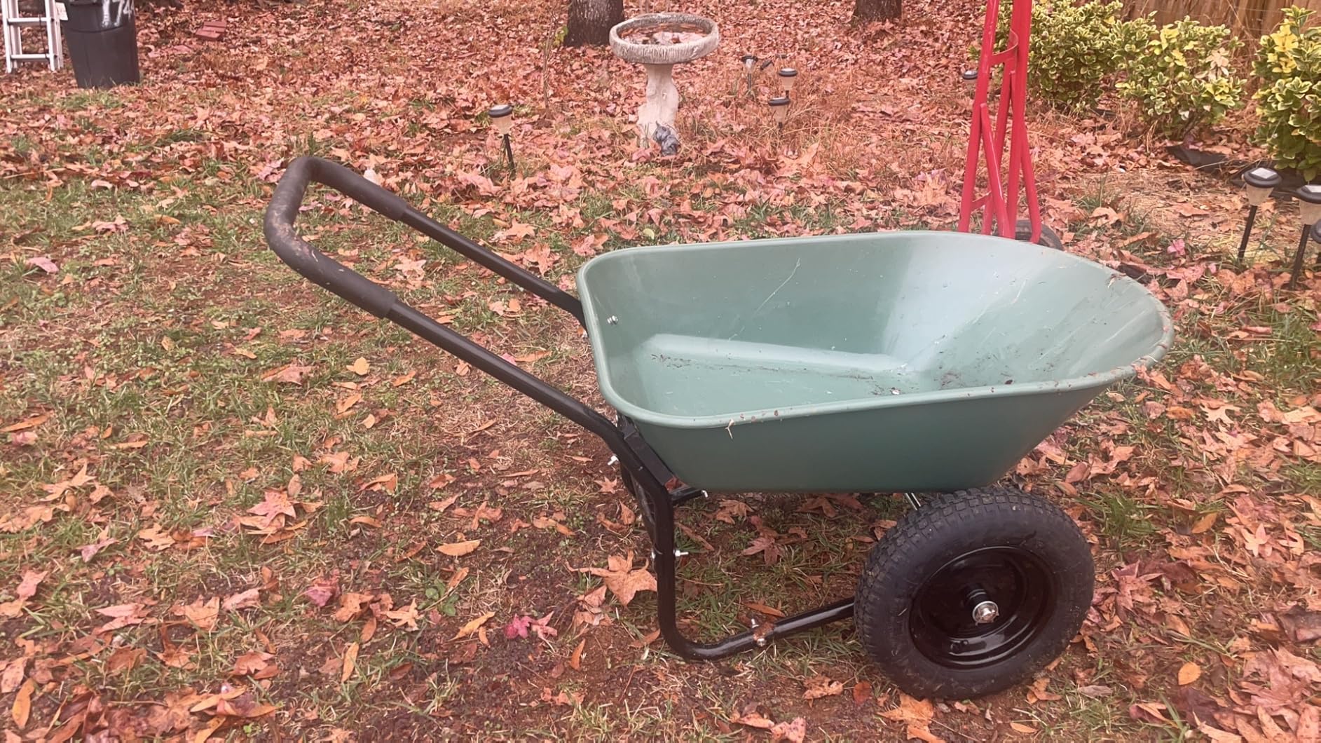 Amazon Basics Garden Wheelbarrow, Heavy Duty, 330 Pounds Capacity, 3.7 Cubic Feet, Green customer photo 2