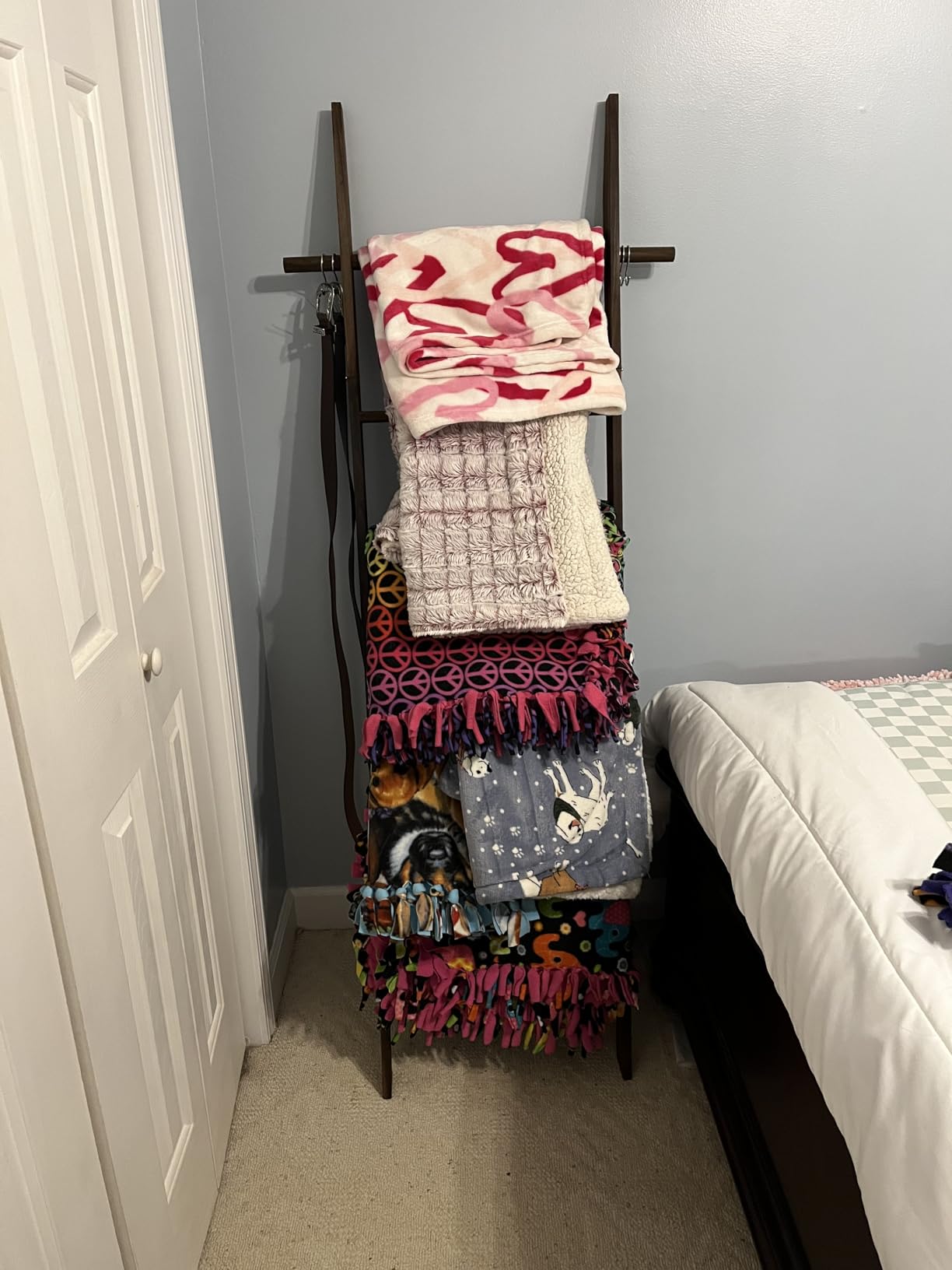 Farmhouse Wooden Blanket Ladder with Removable Hooks, 6-Tier Rustic Blanket Rack Decorative Stand, Leaning Towel Quilt Rack Holder for Bathroom Living Room Decor, Brown customer photo 2