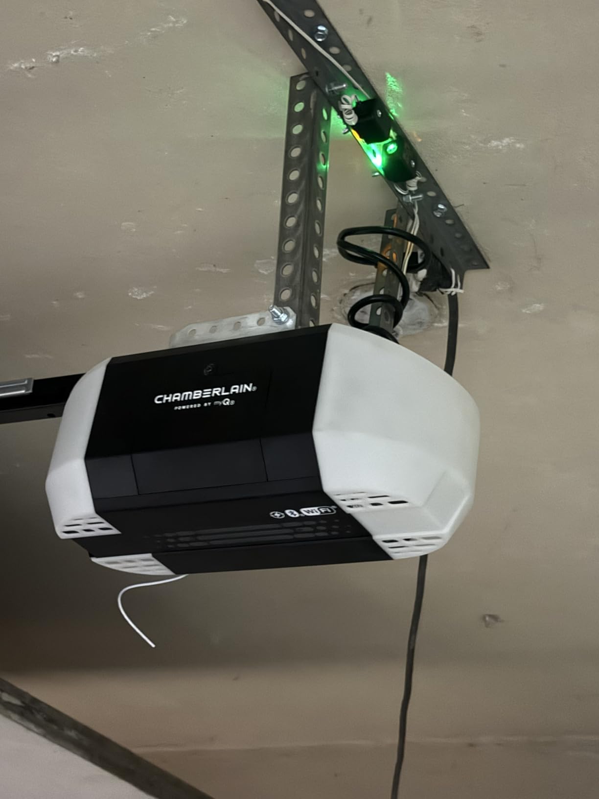 Chamberlain Garage Door Opener 3/4 HP Belt Drive myQ Garage Door Opener with Fixed Camera, Battery Backup, 2‑Bulb LED Lighting customer photo 1