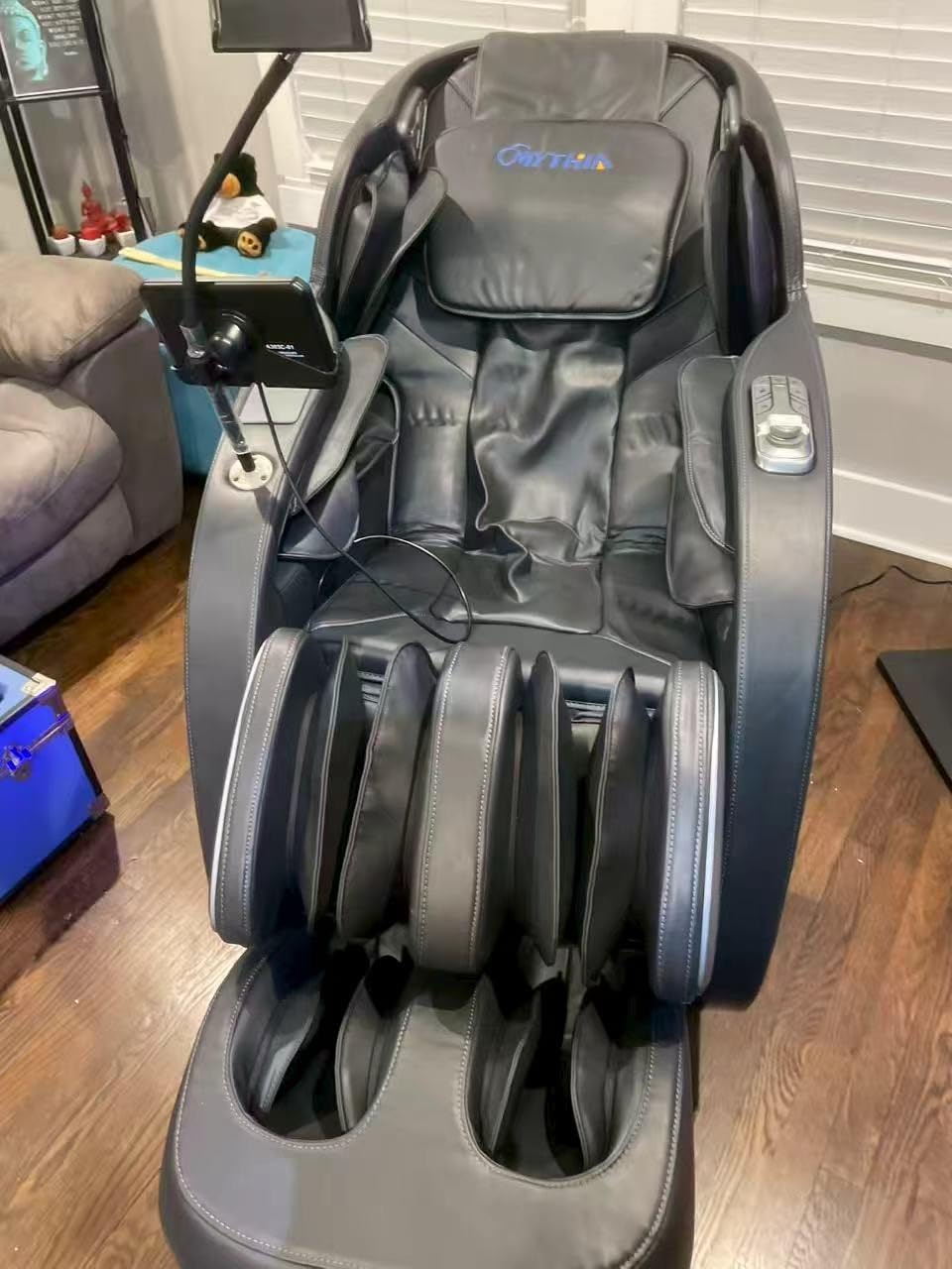 MYTHIA 4D Full Body Massage Chair Recliner, 12 Auto Modes, 11 Techs, Black customer photo 1