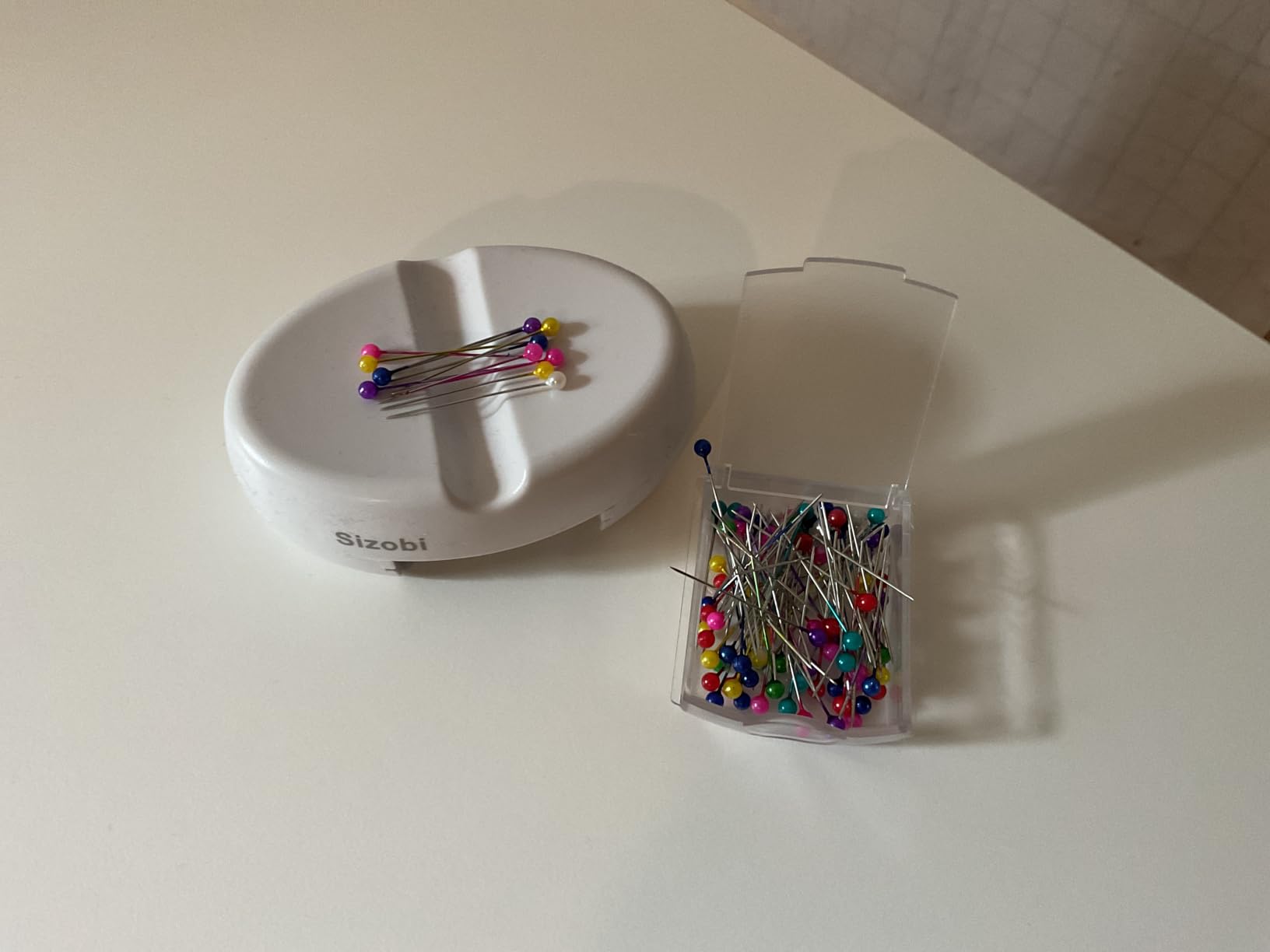 Sizobi Magnetic Pin Holder with 100 Pcs Ball Head Straight Pins, Magnetic Pin Cushions for Sewing, Sewing Supplies, Needle Magnetic Quilting Pins Holder Organizer, Bobby Pins Holder, White customer photo 1