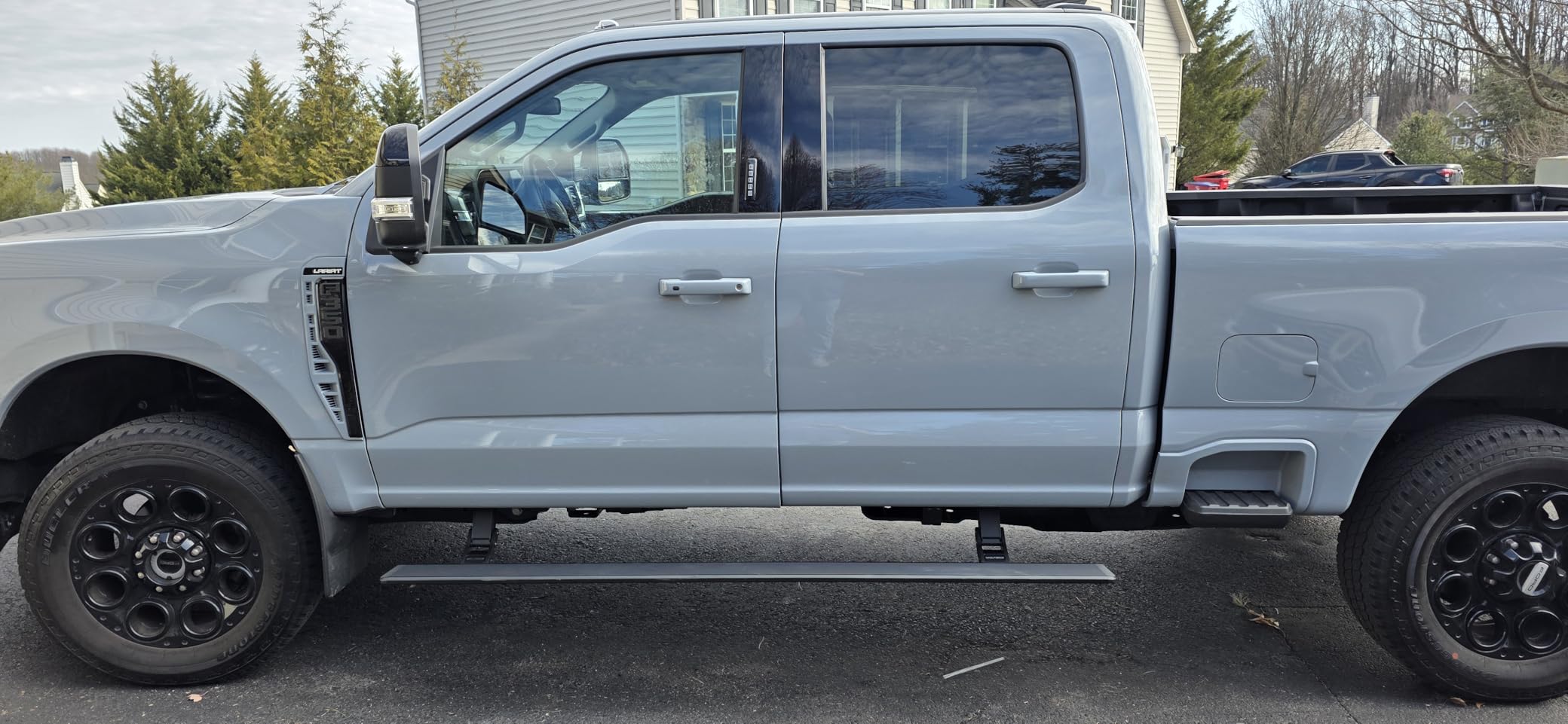 WOLFBOX Power Running Boards for Silverado & GMC Sierra 2022-2026 1500 Crew Cab & 2024-2026 2500/3500 Crew Cab, 660LB Load Capacity & Smart Anti-Pinch Electric Side Steps, OEM Style Plug with LED customer photo 2