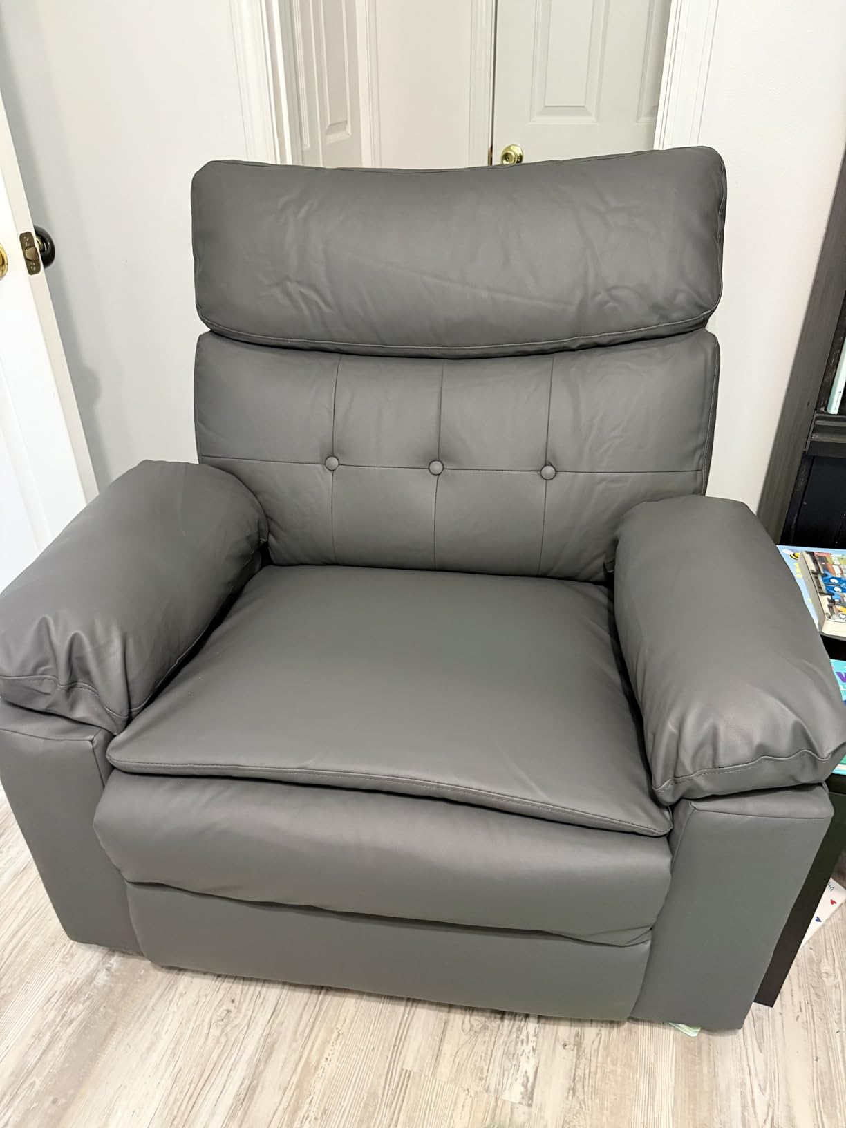 GarveeHome Oversized Leather Recliner Chair - Heat and Massage, Swivel Rocker Manual Recliner for Adults, Lazy Rocking Chair with Comfort Arms and Back Single Sofa for Living Room customer photo 1