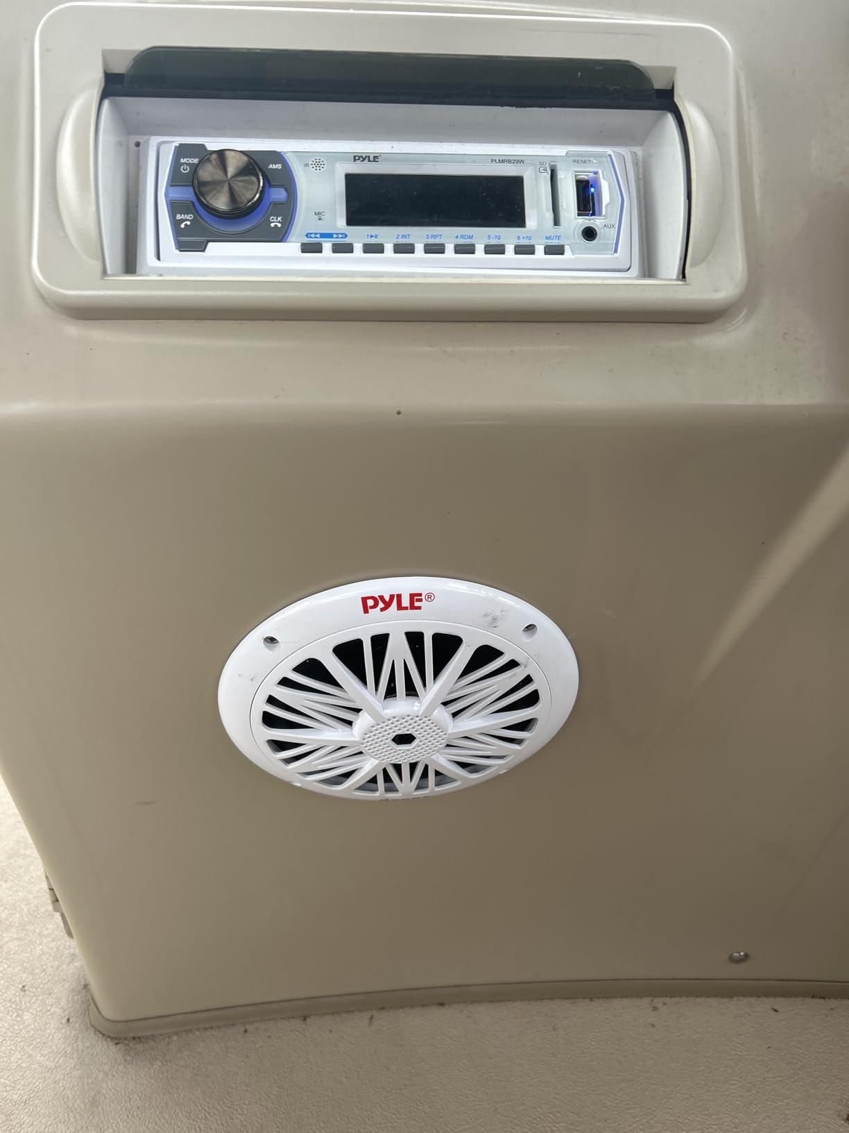 Pyle 6.5 Inch Dual Marine Speakers - 2 Way Waterproof and Weather Resistant Outdoor Audio Stereo Sound System with 200 Watt Power, Poly Carbon Cone and Butyl Rubber Surround - 1 Pair (White) customer photo 1