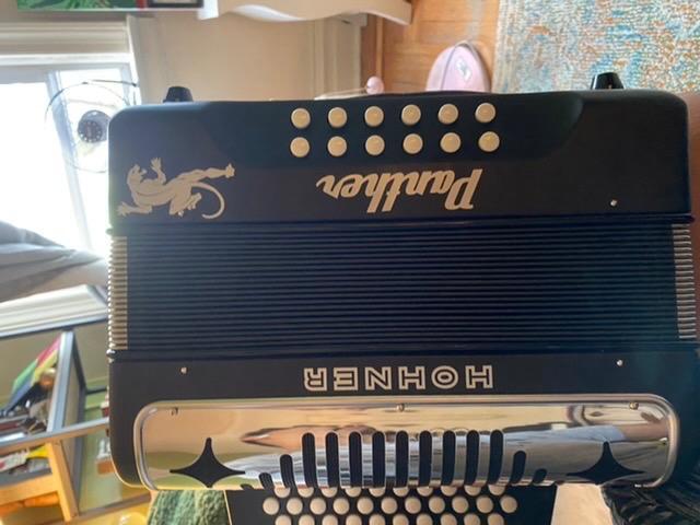 HOHNER Accordion, 12