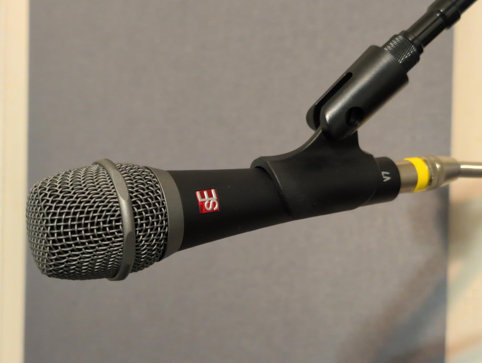 SE ELECTRONICS V7 Dynamic Microphone for Singing, Speech & Studio Recording - XLR Handheld Professional Microphone with Supercardioid Aluminum Voice Coil for Huge Gain Before Feedback - Grey customer photo 1