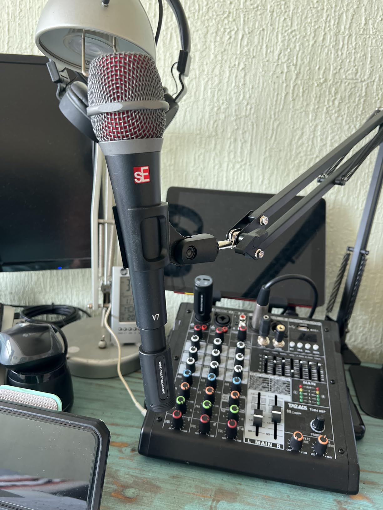 SE ELECTRONICS V7 Dynamic Microphone for Singing, Speech & Studio Recording - XLR Handheld Professional Microphone with Supercardioid Aluminum Voice Coil for Huge Gain Before Feedback - Grey customer photo 2