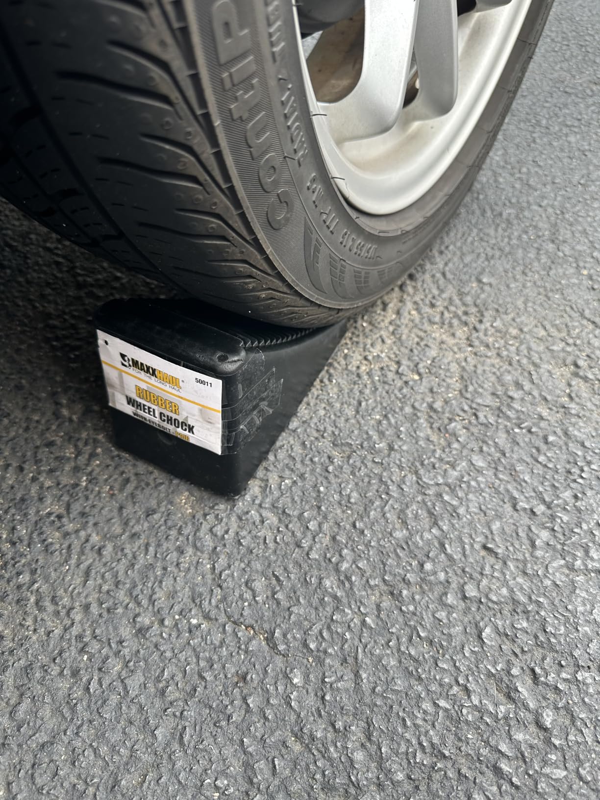 MaxxHaul 50011 Heavy-Duty Rubber Wheel Chocks with Eyebolt, Anti-Slip Design for Trailers, RVs, and Trucks (6.5