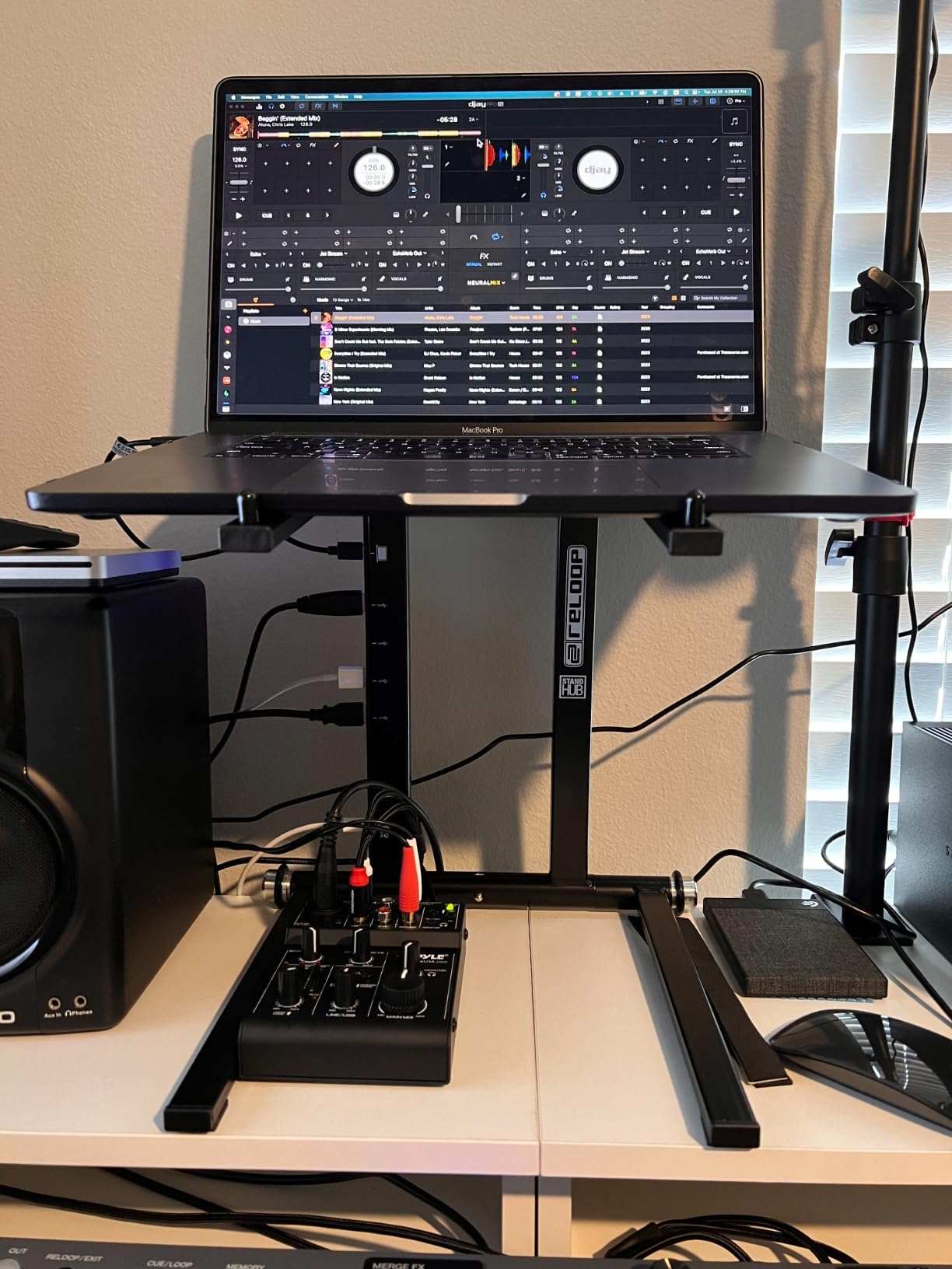 Reloop Advanced Laptop Stand with USB-C PD Hub (AMS-STAND-HUB), Black customer photo 2