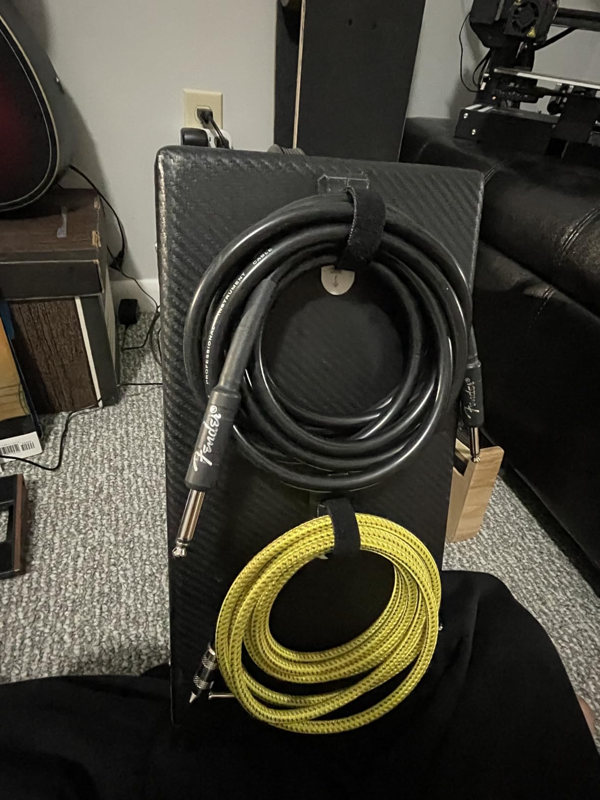 Amazon Basics TS 1/4 Inch Straight Instrument Cable for Electric Guitar, Bass and Keyboard with Anti-Noise Shielding, 10 Foot, Black customer photo 2