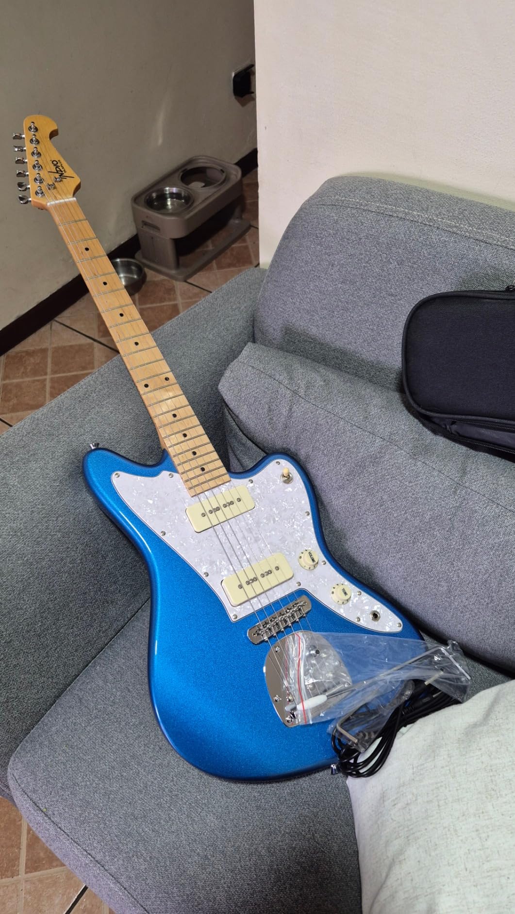 Monoprice Indio Series Offset DLX Plus Alder Electric Guitar - Right Handed, With Gig Bag, Blue, OS40 customer photo 2
