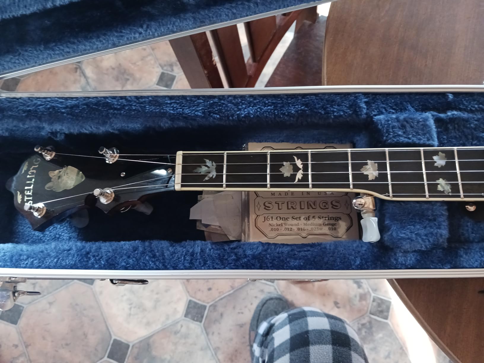 Crossrock ABS Molded Banjo Case for 5-String Resonator & Tenor | Backpack Style, Locking Latch, Plush Interior - Black (CRA861BJBK) customer photo 2