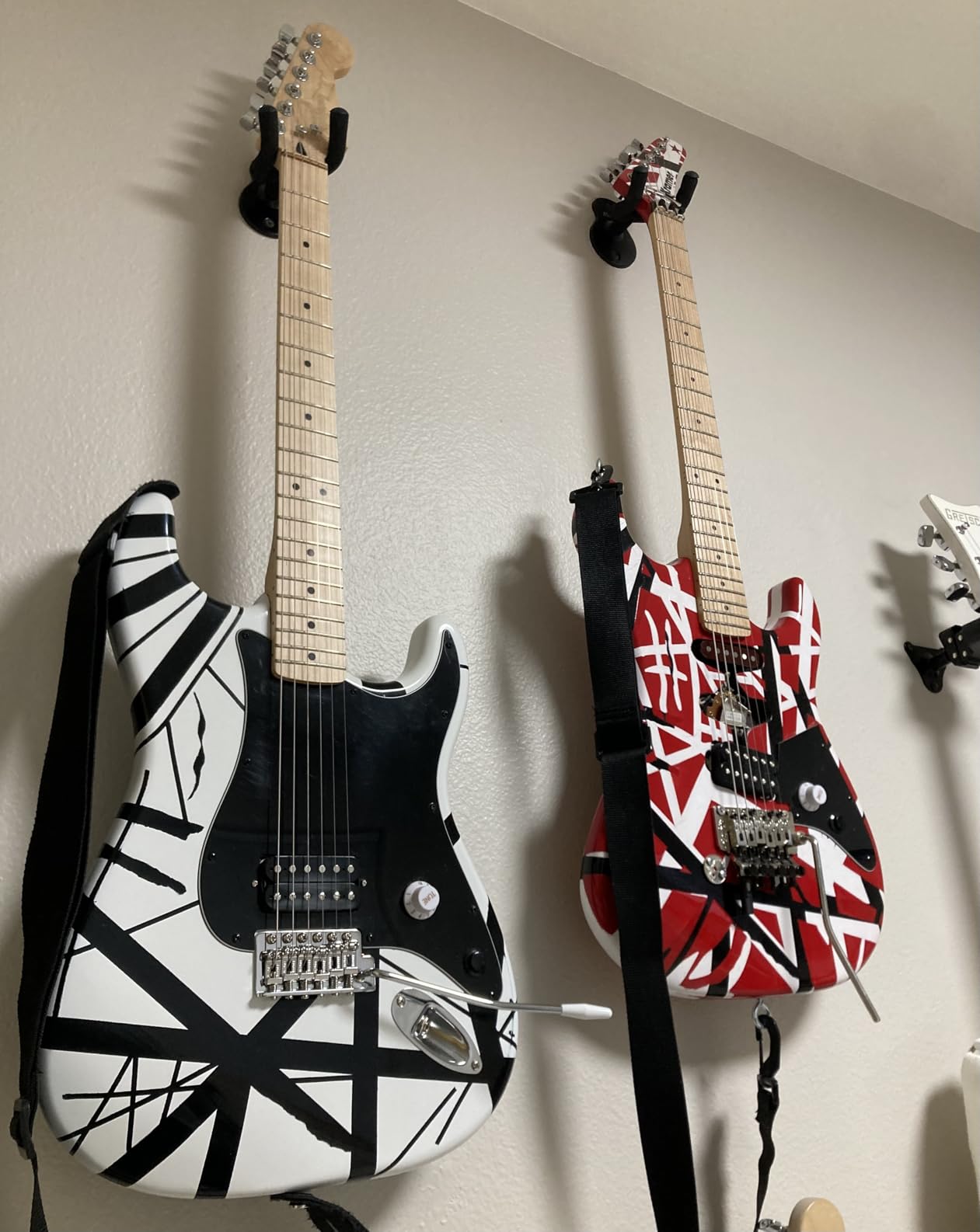 Squier Sonic Stratocaster Electric Guitar, Black, Maple Fingerboard, Black Pickguard customer photo 1