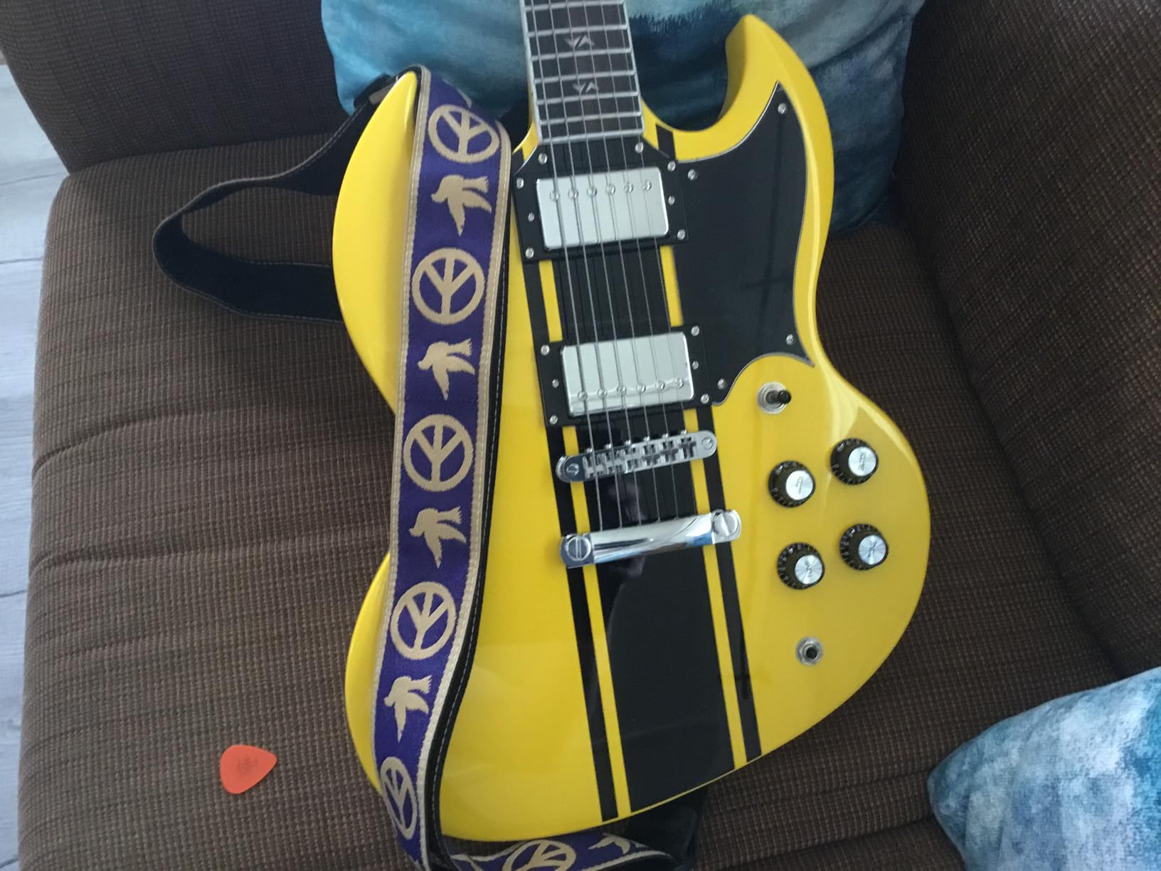 WestCreek RACER Solid Body Electric Guitar, Double Cut, Rounded End Frets, Bone Nut, Rosewood Fingerboard, Mahogany Body (Bumble-B) customer photo 1