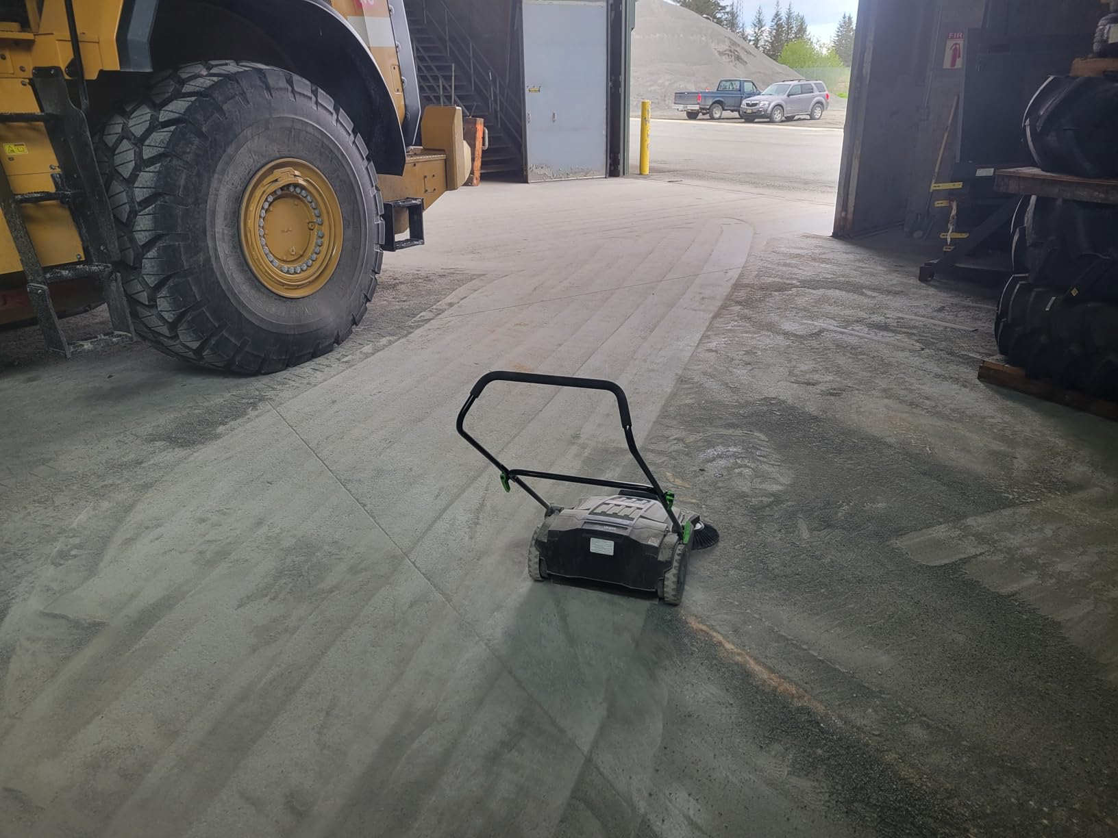 VEVOR Walk-Behind Hand Push Floor Sweeper with 25.6