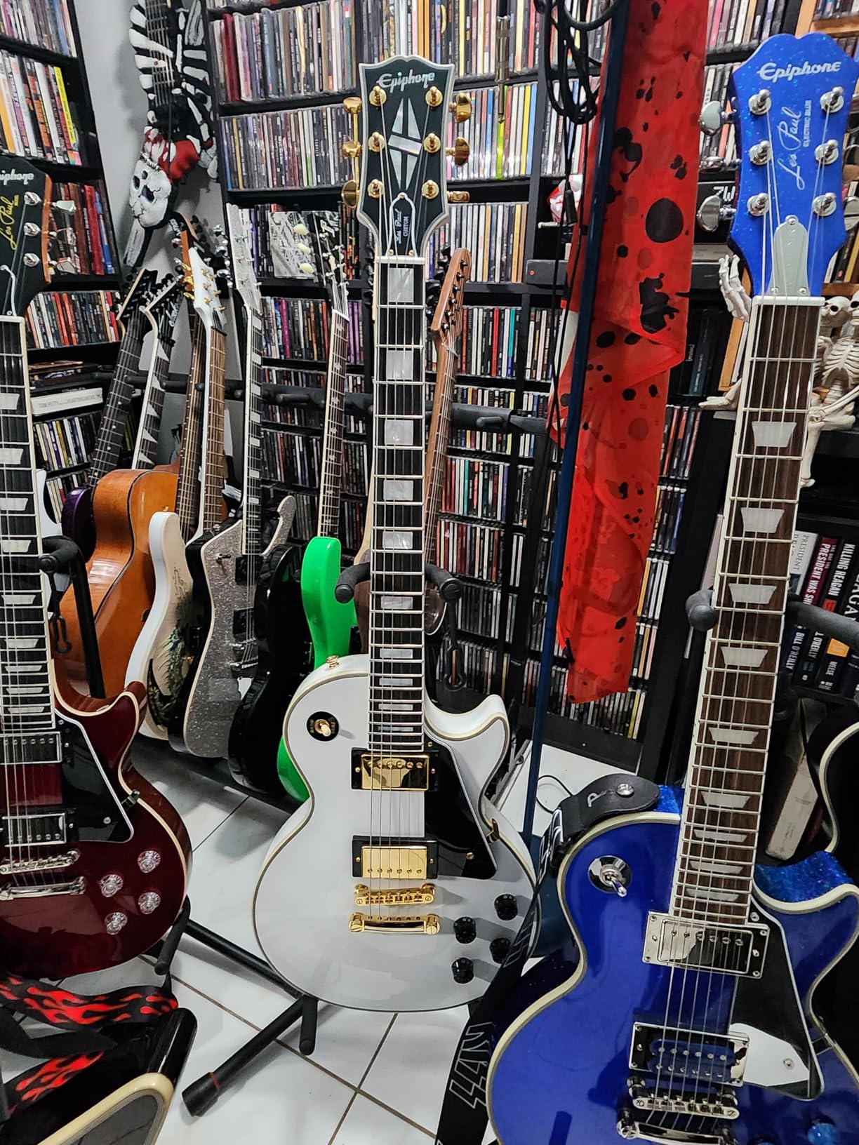 Inspired by Gibson Custom Les Paul Custom, Ebony Gold Hardware with Hard Case customer photo 1