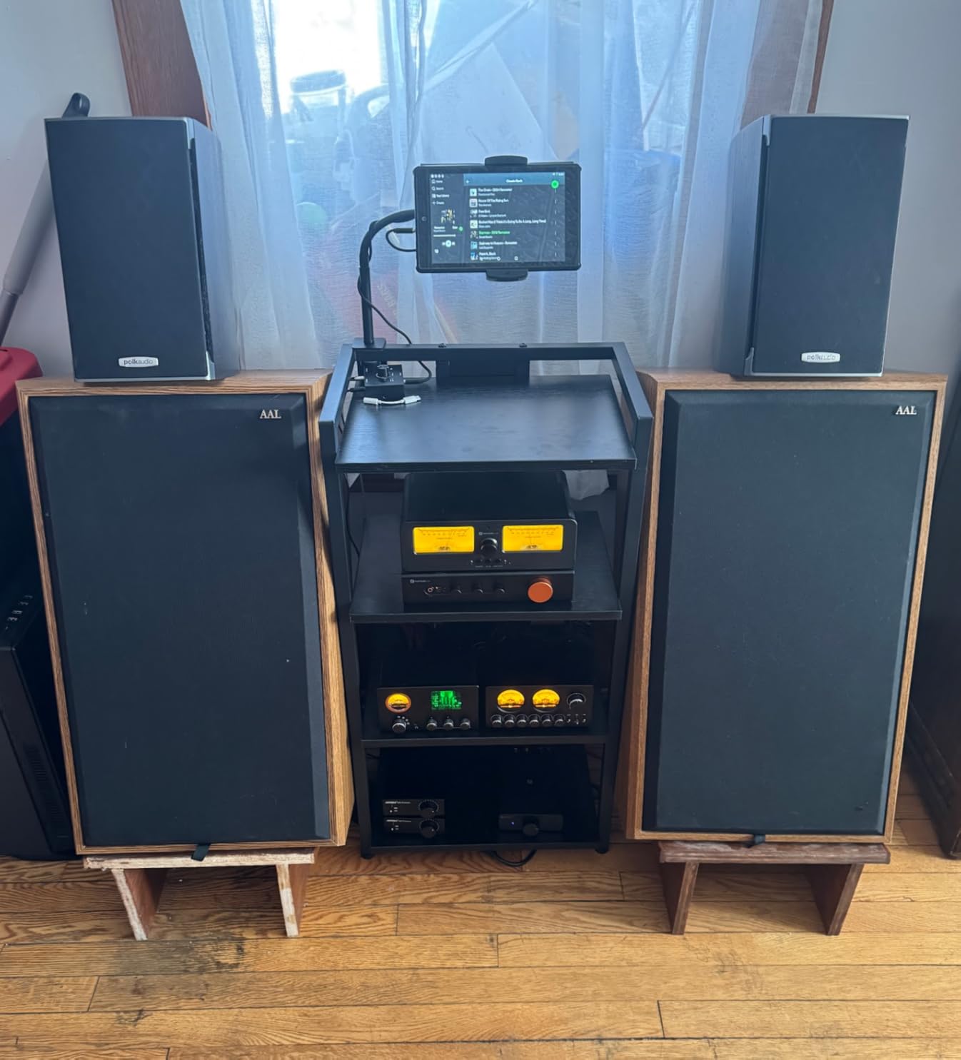Douk Audio Vacuum Tube Preamp: Headphone Amp with VU Meter, 4-Way RCA Selector Switch Box, Preamplifier with Tone Control for Receivers, Amplifiers, Speakers, 16-600 Ohms Headphones (TUBE-T5C) customer photo 1