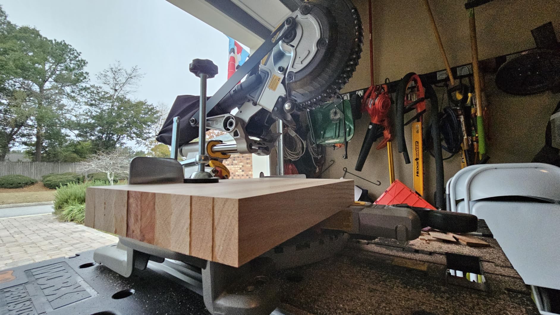 DeWalt DCS714WW1 20V MAX XR 10-Inch Double Bevel Fixed Miter Saw Kit customer photo 2