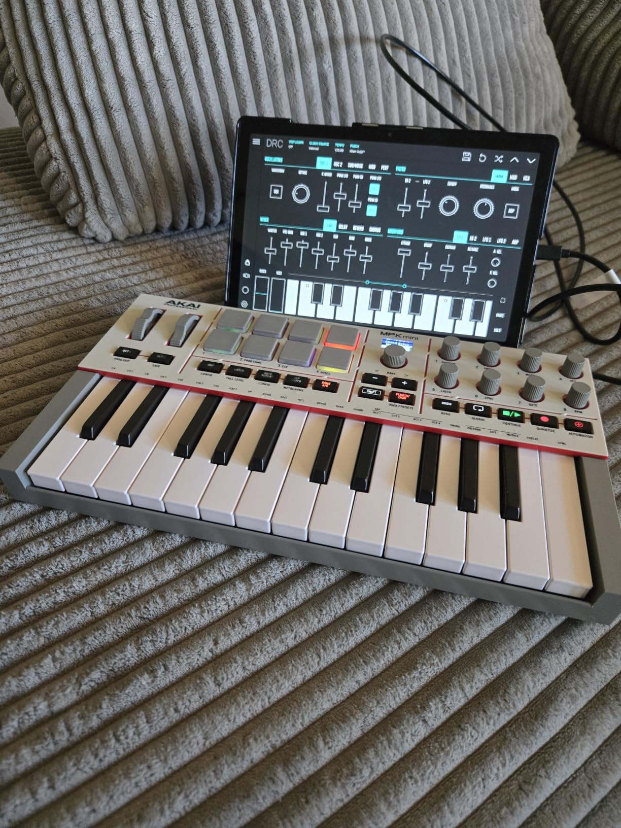 Akai Professional MPK Mini IV USB-C MIDI Keyboard Controller for Beginners and Producers - MPC Drum Pads, 360 Degree Knobs, Pitch and Mod Wheels, Production Software, Native Instruments Sound Package, Black customer photo 1