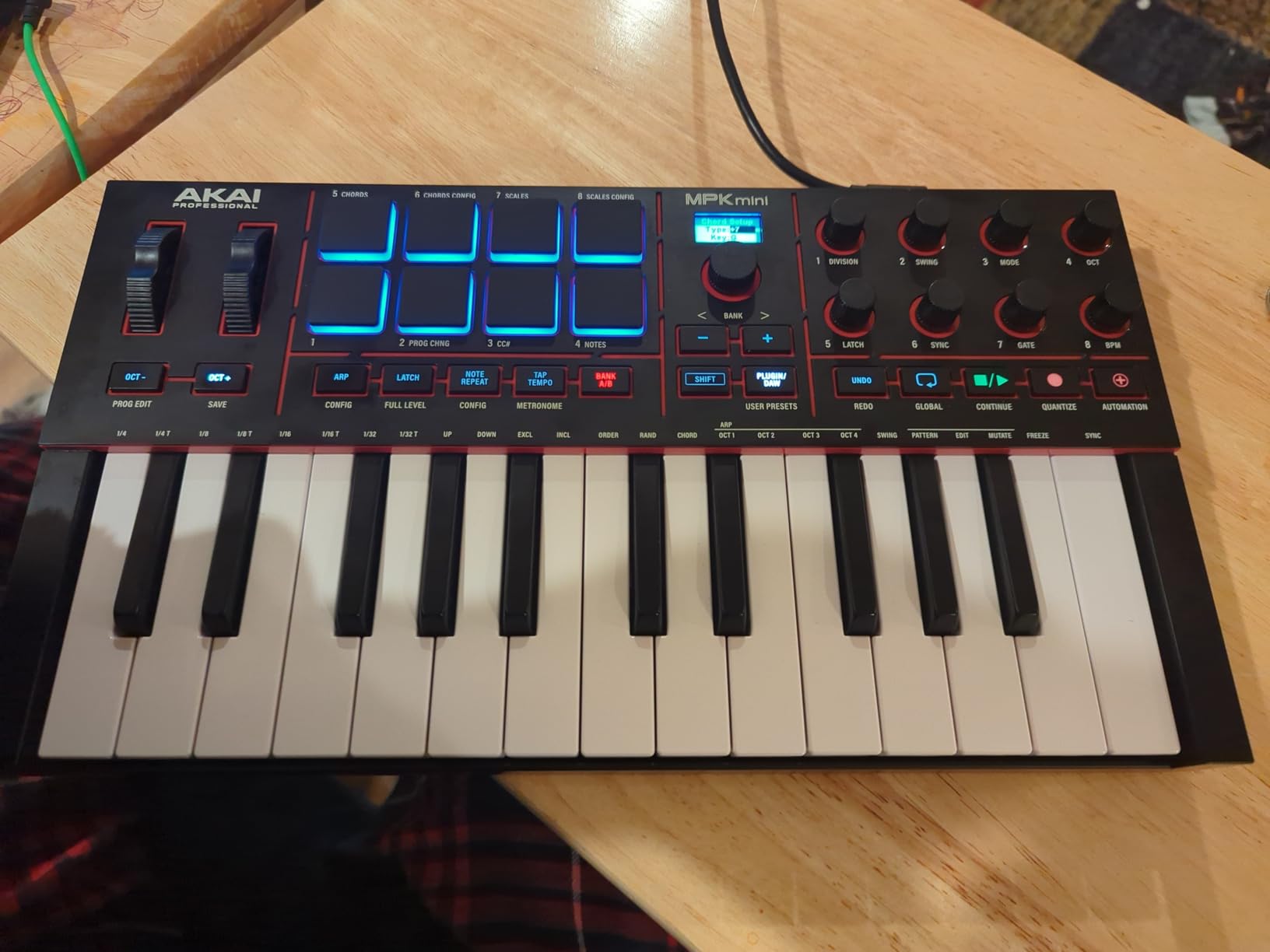 Akai Professional MPK Mini IV USB-C MIDI Keyboard Controller for Beginners and Producers - MPC Drum Pads, 360 Degree Knobs, Pitch and Mod Wheels, Production Software, Native Instruments Sound Package, Black customer photo 2