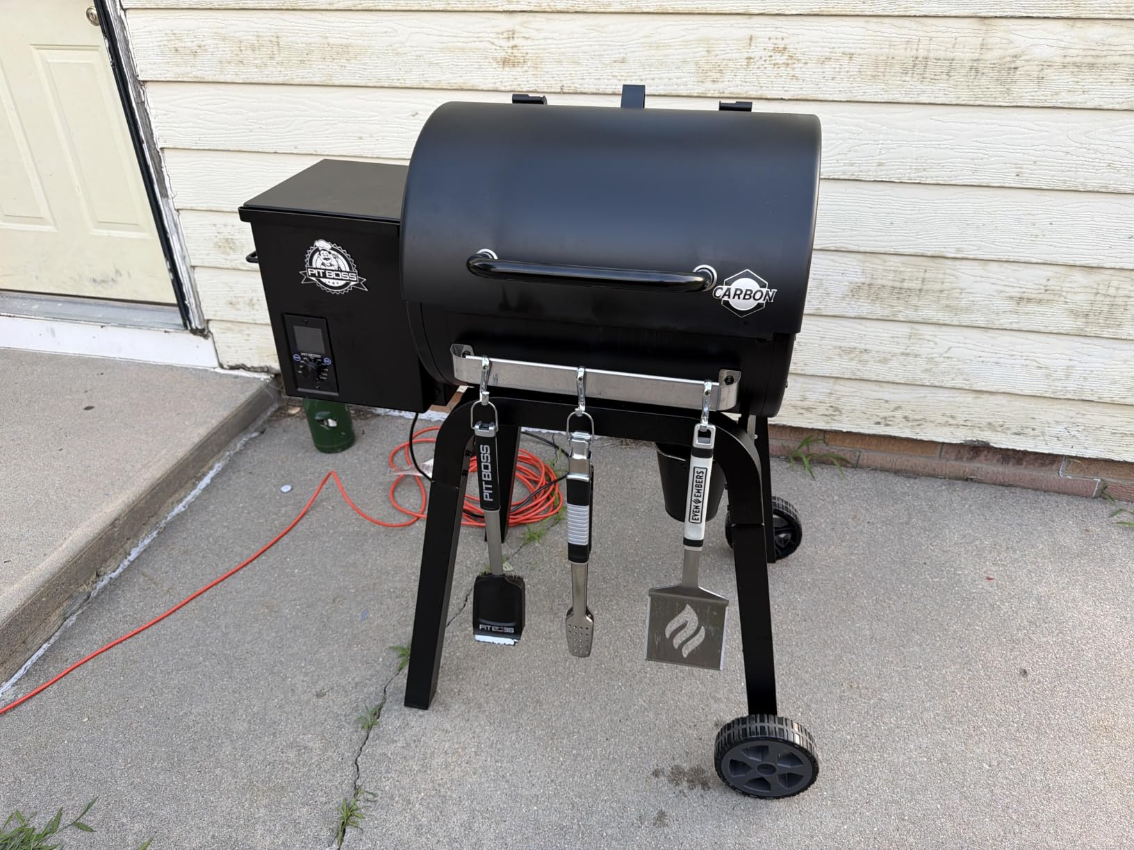 Pit Boss 500 Carbon Series Wood Pellet Grill & Smoker with LCD Digital Controller, 543-Sq. In. Cooking Space, 180°F to 500°F Temperature Range, Meat Probe, 13.5 lb. Pellet Hopper, Black customer photo 1